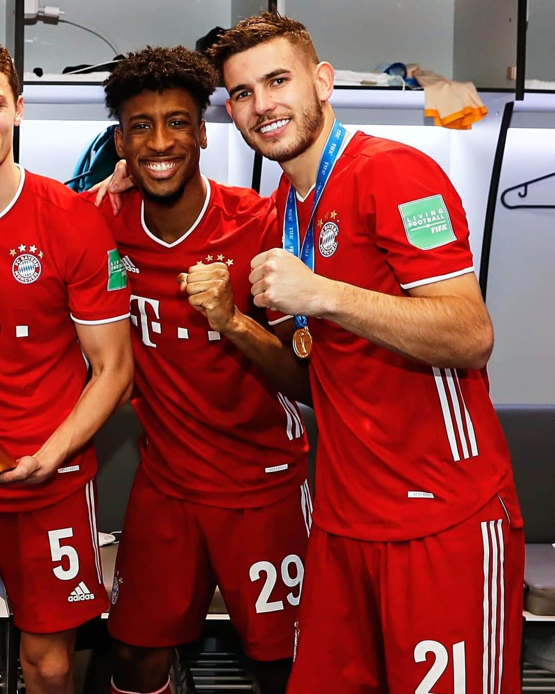 バイエルン・ミュンヘンさんのインスタグラム写真 - (バイエルン・ミュンヘンInstagram)「📸🏆🤙  #MiaSanChampi6ns #FCBayern  ____ #MiaSanMia #packmas #Sixpack」2月13日 0時20分 - fcbayern