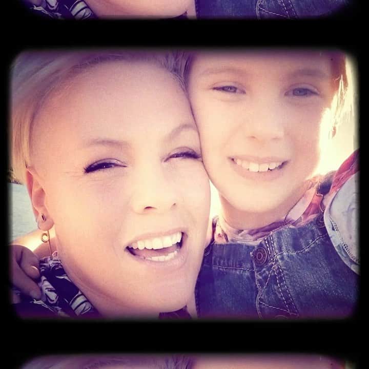 P!nk（ピンク）のインスタグラム：「Willow and I had so much fun filming this one… ‘Cover Me In Sunshine’ video is here!❤️ Link in bio!」