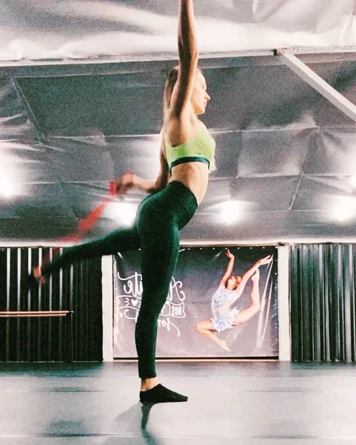 のインスタグラム：「Stretching time ✌🏽 @raiz.ct   #stretch #stretching #stretchingexercises #flexibility #flex #flexibilidade #panche #band #rythmicgymnastics #gym #gymmotivation #flexgirl #flexchallenge」