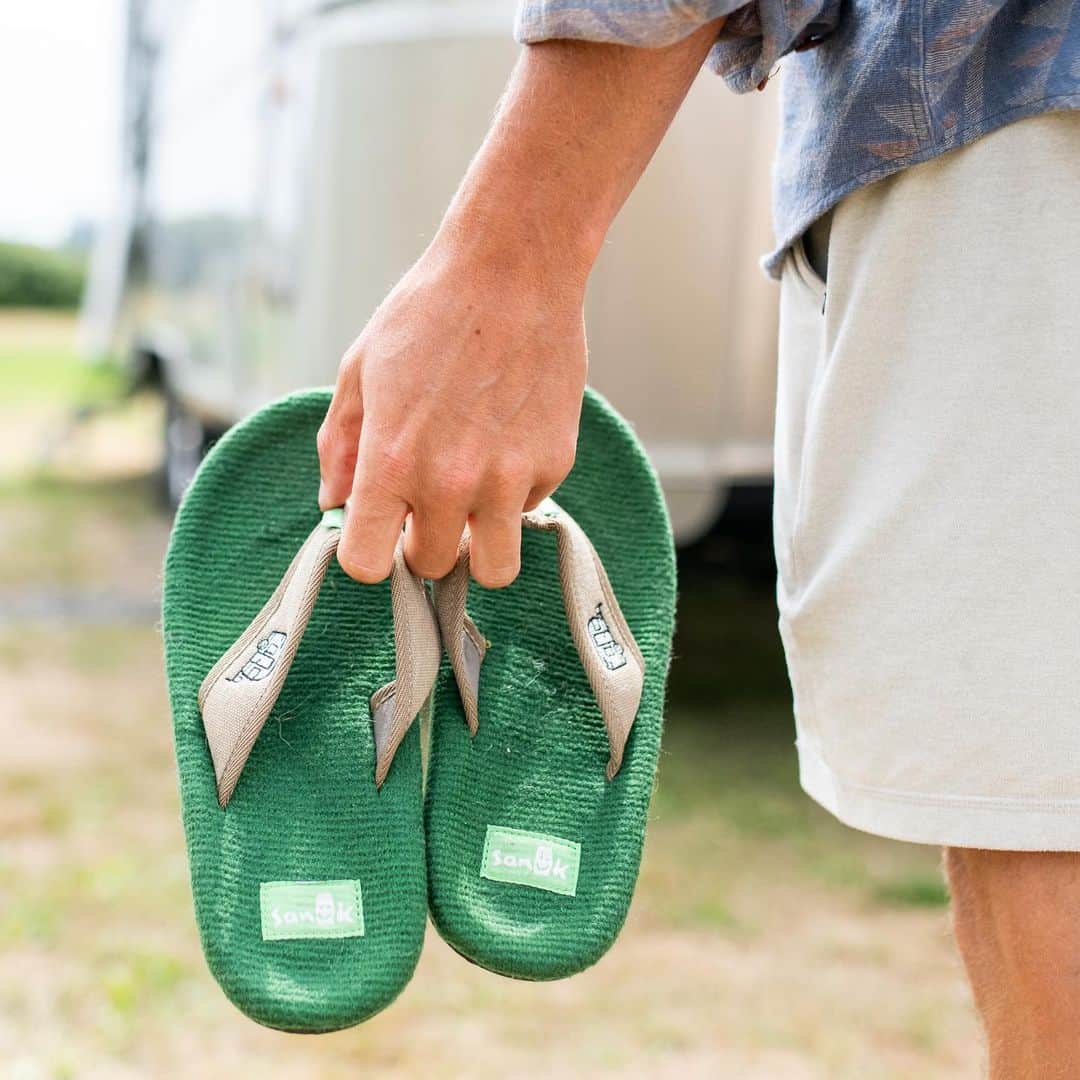 サヌークのインスタグラム：「“No more sweaty slappin' on the sole! Some of the best flippy floppies I've ever worn.” – some dude from NY who really said this #SanukxAirstream」