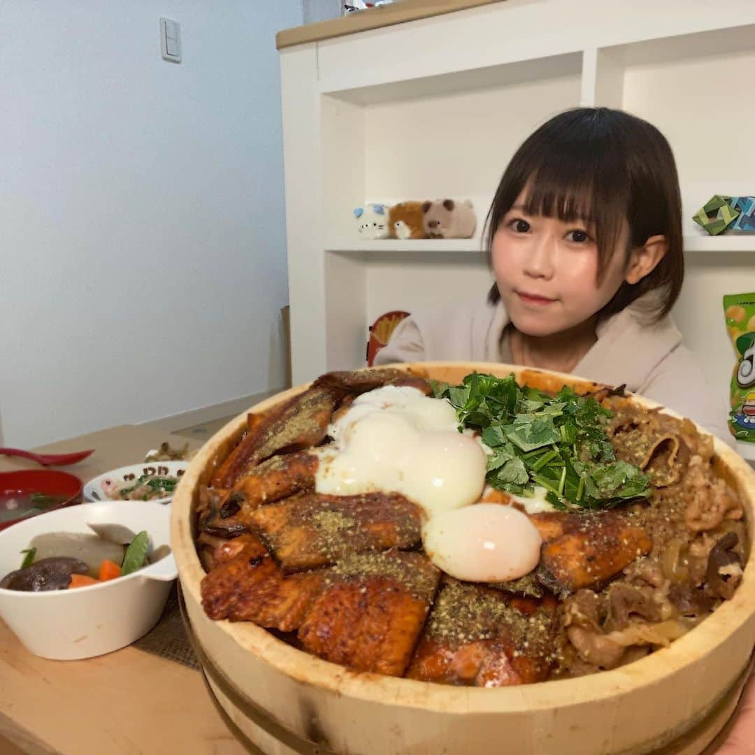 おごせ綾さんのインスタグラム写真 - (おごせ綾Instagram)「くら寿司さんのうなぎと牛丼で【豪華うな玉牛丼】をデカ盛りで作ってみました✨  くら寿司さんの公式ページはこちらから🔻🔻 https://www.kurasushi.co.jp/  ーーーーーー  ■初めての方も、いつも見てくださってる方もこんにちは！おしんちゃんことおごせ綾です！ ゆるめの大食い動画をメインに配信中！ぜひチャンネル登録よろしくお願いします！  ■Hello!! I am the smallest gluttony talent in Japan [Aya Ogose] Thank you for watching my channel.  https://www.youtube.com/channel/UCrZkPMaaiaHpUXTB5Gr8hsA?sub_confirma #おごせ綾 #大食い #フードファイター #大胃王 #BigEater #新潟 #niigata #アレンジ ＃デカ盛り #冷凍食品 #くら寿司 #うなぎ #牛丼 #うな玉牛丼 #丼 #대식 #소고기 덮밥 #장어」2月13日 0時26分 - ogose0123