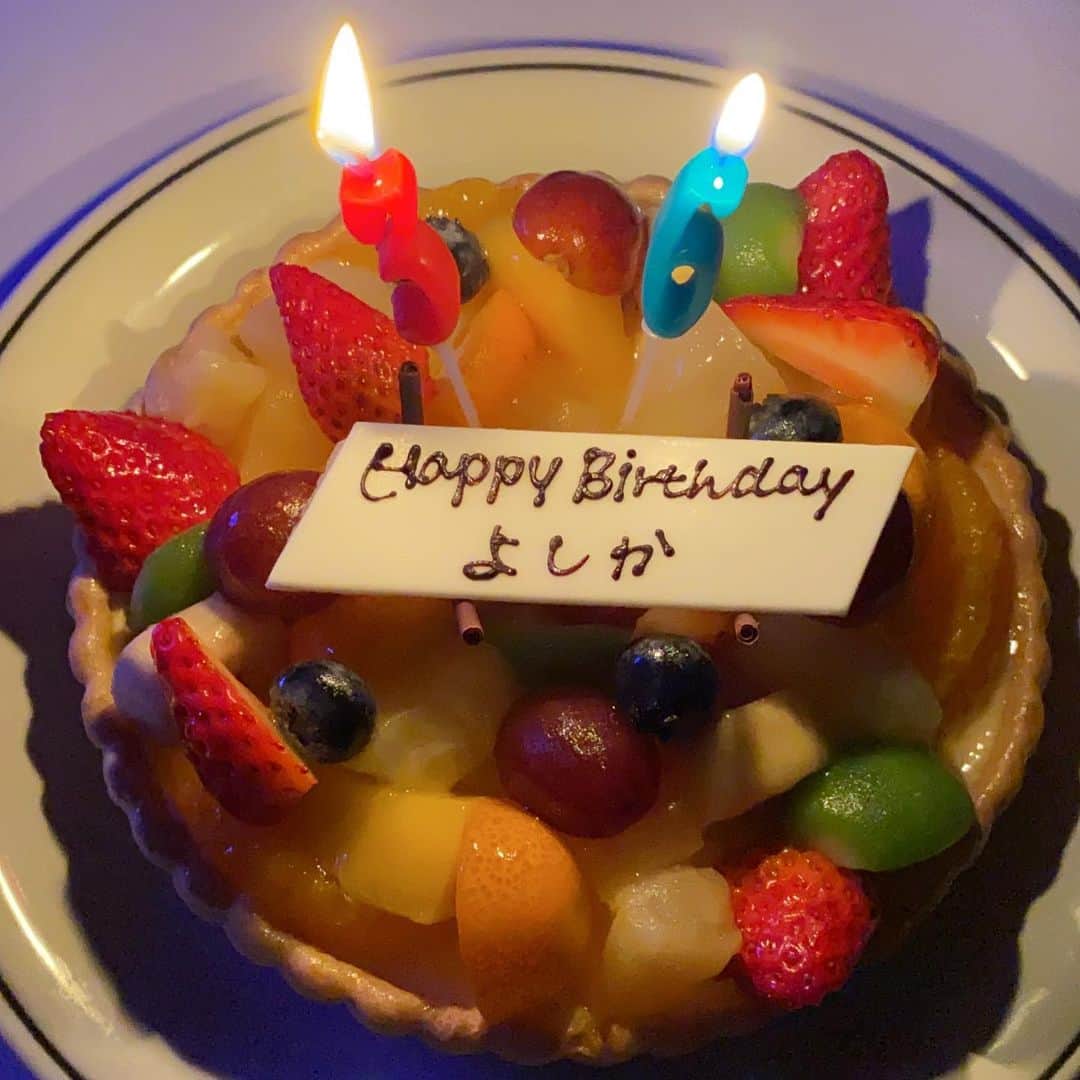 我謝レイラニのインスタグラム：「こんな時期ですが‥軽くお誕生日をお祝いしてもらいました⁎ˇ◡︎ˇ⁎ 朝ご飯にフルーツサンド🍌を食べて昼と夜にケーキを食べて夜食にまたフルーツサンドを食べました🤣 昨日は25000歩くらい歩いたから今日は疲れすぎて少し抜け殻のようだったけど、、🙄素敵な誕生日を過ごせたし今歳も良い歳にできるように頑張ります(๑•̀ㅂ•́)و✧ #誕生日 #Happybirthday 🥳 毎年変わらず #キルフェボン が好き♡今年の #ケーキ はなぜかいつも以上に美味しく感じた🎂疲れてたからかな？？🤔 フルーツサンドは買ったの忘れて冷蔵庫の中に埋もれて危うく捨てなきゃいけないところだった🤣危ない危ない💦  ※コメント貰ってたのに1つ前の投稿消しちゃった😅でも全部読みました！よければまたコメントしてください🥺🙏🏻 お返事するかも？？⁎ˇ◡︎ˇ⁎」