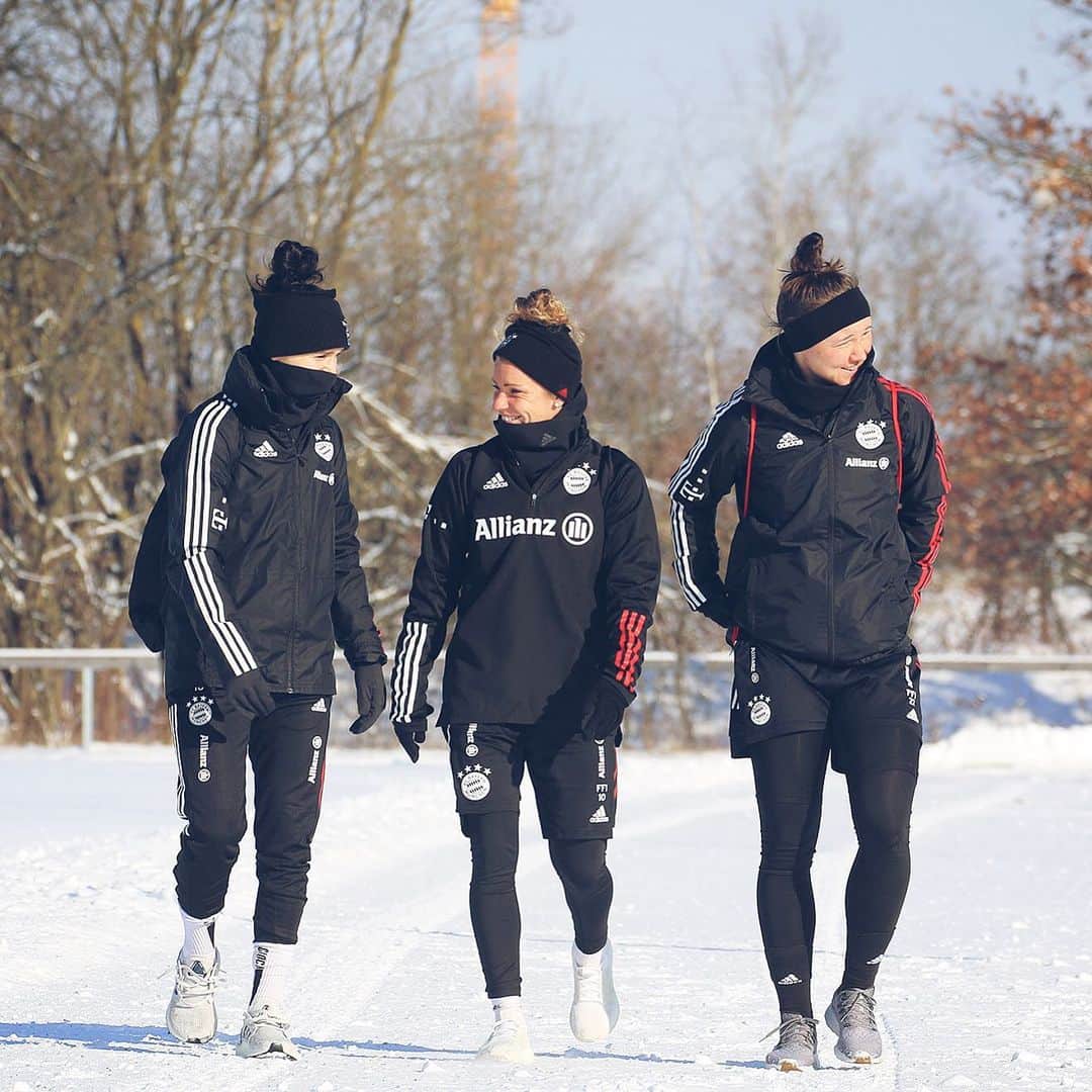 Lina Magullのインスタグラム：「Trendsetter. Loch in der Mütze. Ist jetzt cool. 🤘#duttylove   Gute Trainingswoche und Vorfreude aufs Spiel am Sonntag 🦾 #fcbayern #svwerderbremen #team #beREDy」