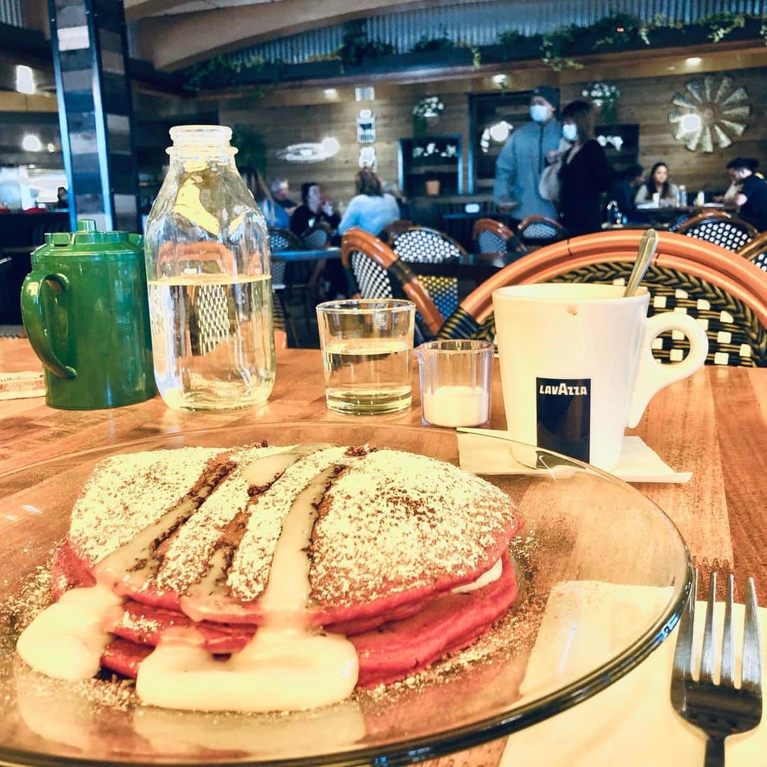 村主章枝さんのインスタグラム写真 - (村主章枝Instagram)「Red big pancake.  original cream and cocoa powder matched very well.  赤のパンケーキ🥞 オリジナルクリームとココアパウダーがマッチして、美味しかったです。 #pancakes  #breakfastmenu」2月13日 0時34分 - fumie.suguri