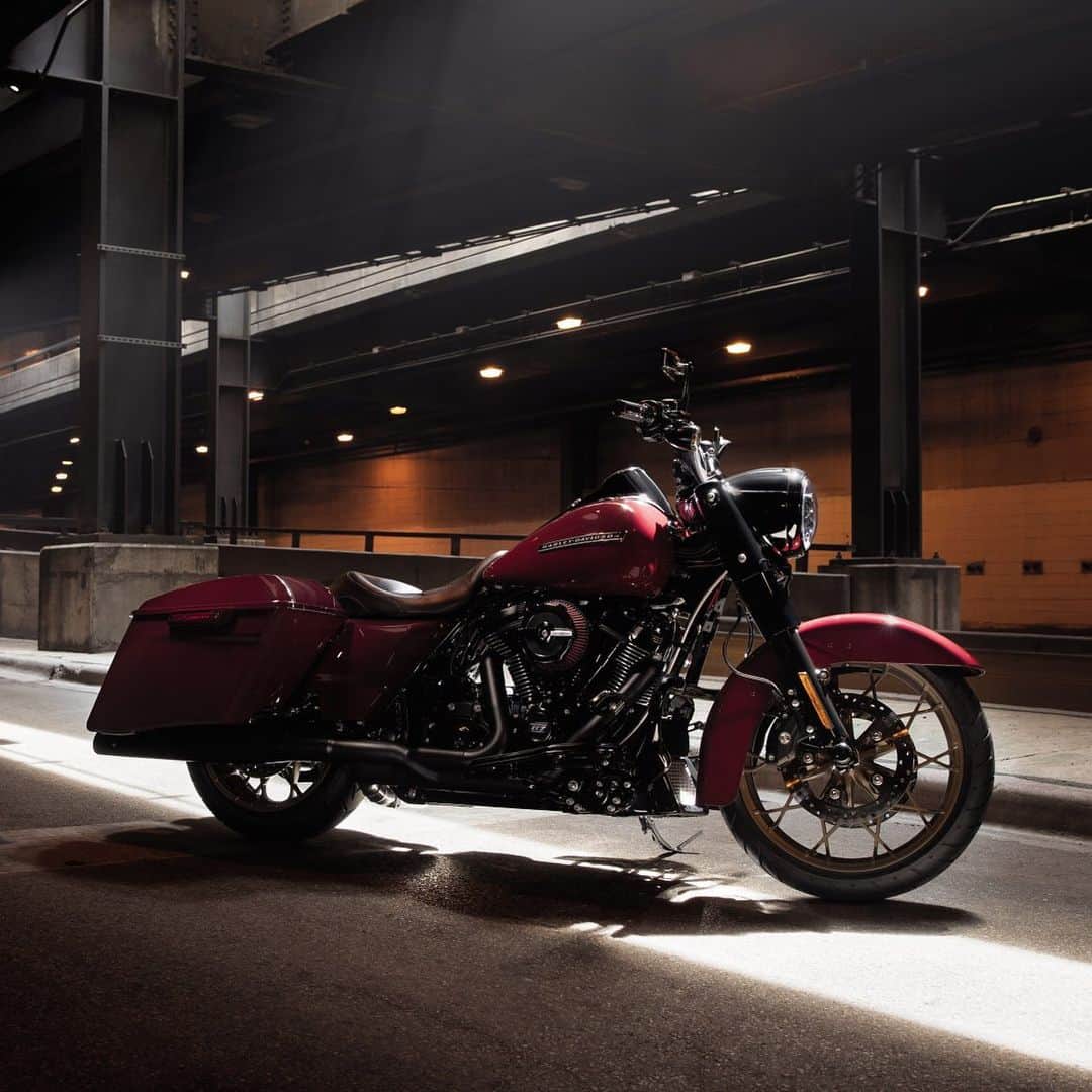 のインスタグラム：「熱情を静かに燃やせ。#ハーレー #harley #ハーレーダビッドソン #harleydavidson #バイク #bike #オートバイ #motorcycle #ロードキングスペシャル #roadkingspecial #flhrxs #ツーリング #touring #カスタム #custom #情景 #scene #鼓動 #pulse #自由 #freedom」