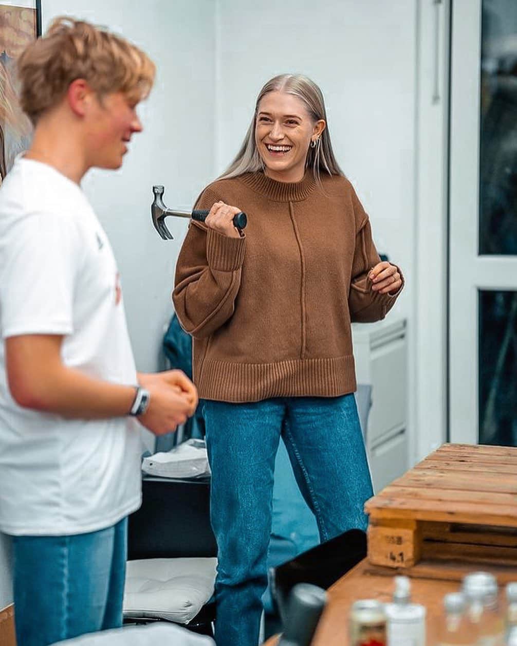 イダ・カーストフのインスタグラム：「Kæmpe fornøjelse at være forbi @nbrorunning og være med i deres 17. udgave af deres podcast Radio NBRO, som kan findes på Spotify. Hvis i vil lytte med, snakker vi bl.a. om min vej ind i atletikken, min skadessituation, lidt om stafetten og OL samt understreger mine (manglende) evner til at jonglere med en fodbold trods 12 år i sporten, men vigtigst af alt - får bekræftet mine skills (og konkurrencegen) i jydedisciplinen slå-søm-i.  Tak for en hyggelig aften 🙏🏽  @andersroemer @thomasehlers @rasdolla @ingen_paniks」