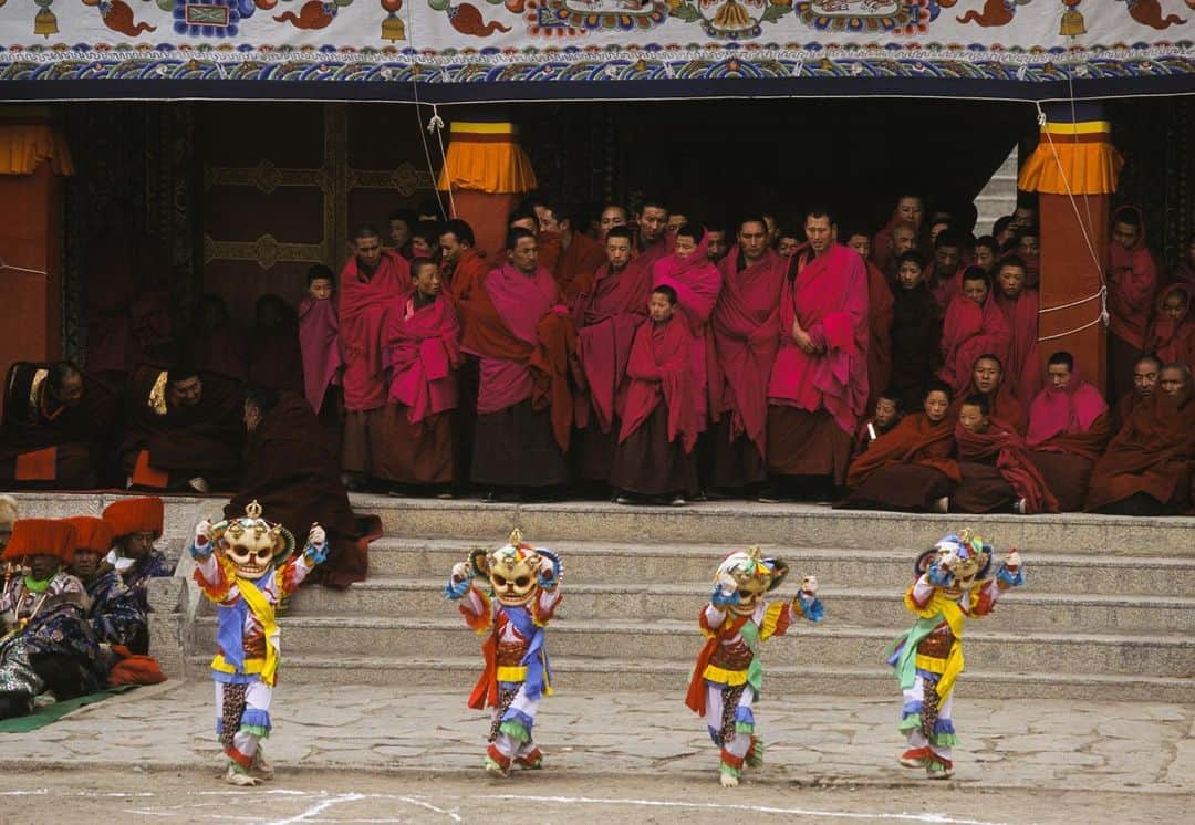 ナショナルジオグラフィックさんのインスタグラム写真 - (ナショナルジオグラフィックInstagram)「Photos by Michael Yamashita @yamashitaphoto / Happy Losar! The Tibetan New Year starts on February 12 and is celebrated for 15 days with festivities and dancing. Here’s a look back at mask dancing, or the Cham,  at Labrang Monastery in Xiahe. The dances, performed by monks, are offered as entertainment for the gods as well as the crowds of followers who come to pray at the monasteries during Losar. The stories are often about moral instruction, Buddhist values, and ancient Tibetan legends, and by just witnessing them, the audience is said to gain merit on the road to enlightenment. #losar #tibetan #tibetanbuddhism #Gansu #tibetannewyear」2月13日 0時38分 - natgeo