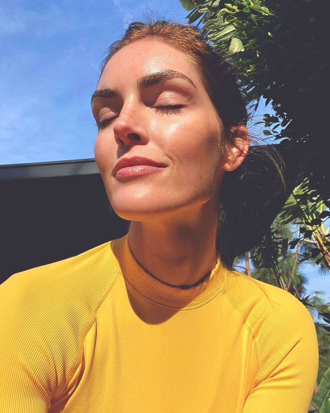 ヒラリー・ローダのインスタグラム：「Yellow is the happiest color 😊💛」