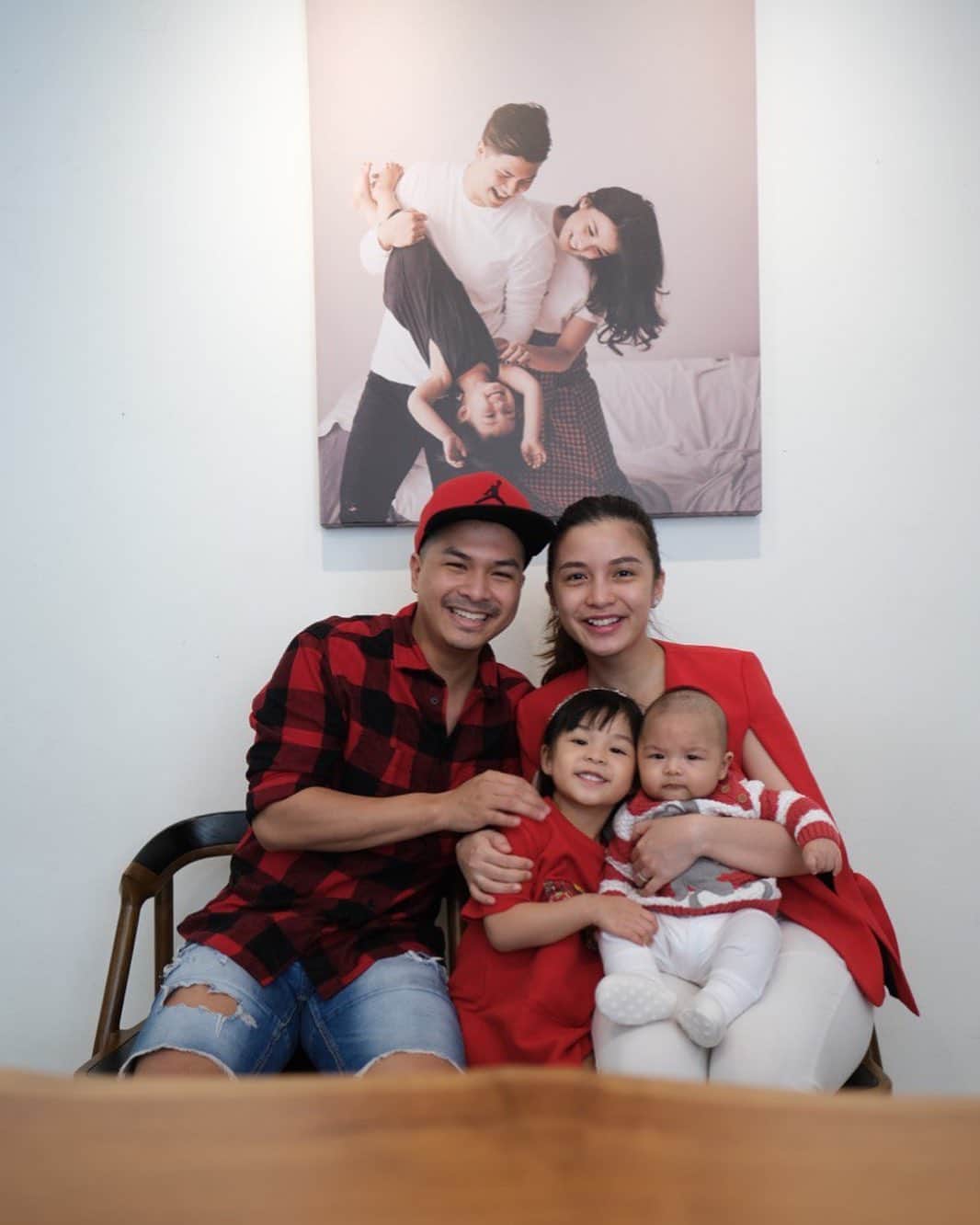チェルシー・オリビアのインスタグラム：「2021 CNY photo of Alinskie Family 🧧 . . Imlek sederhana, ga punya baju kembaran (pake baju yg ada) ,makanan pertama juga manasin makanan kemarin (sayang soalnya masi bnyk dan ga mau buang makanan) 🧧 hehehe yg penting wish-nya kita selalu bahagia dan sehat 🙏🏼 Aminn」