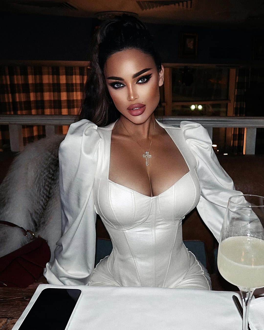 Nita Kuzminaのインスタグラム：「Быть Женщиной - это так прекрасно!  А быть Женщиной в изумительном перламутровом наряде от @molo.jay.b - это удовольствие прекраснее вдвойне!!! Я начинаю влюбляться в светлые тона! ))) Господи, как красиво!!! 🤍🕊 (листайте фото) _ Блузка-корсет и легинсы: @molo.jay.b」
