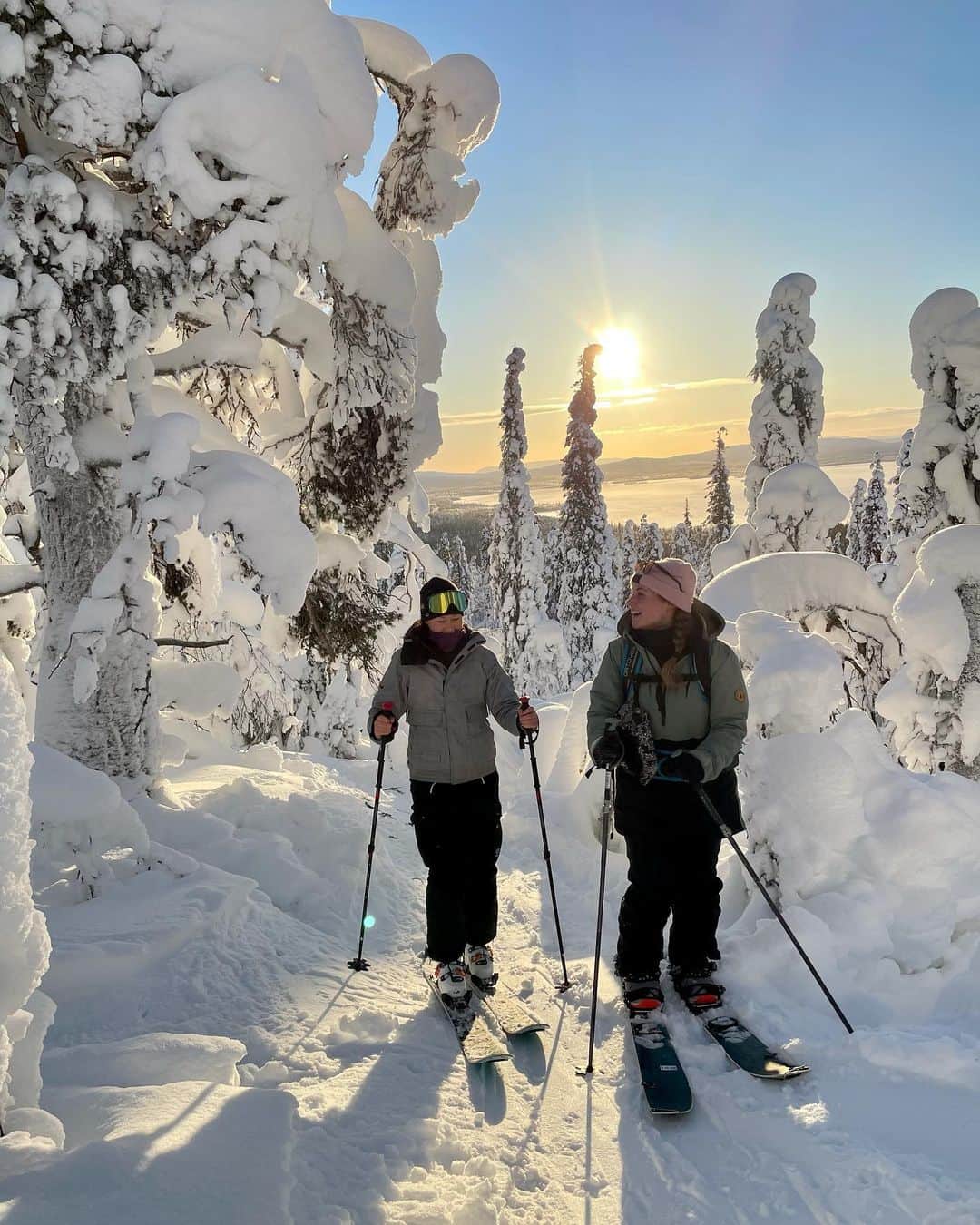 ラウラ・レピストのインスタグラム：「Omalla lihasvoimalla pääsee parhaisiin paikkoihin.✨❄️ Ja puuterissa pyörien pääsee alas.😂🌀 . . . . . #exploring #keimiötunturi #visitfinland #ourfinland #visitlapland #finnishlapland #lapland #protectourwinters #pelastetaantalvet」