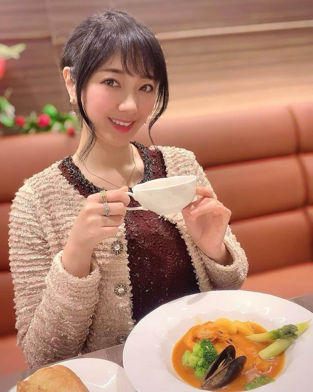 いけながあいみのインスタグラム：「プリンスホテルでご飯したよ🍽✨  内装がバレンタインデコレーションになってて可愛いかったの❤️✨  ジュエリーレンタル　#KIRASHARE （ @kirashare_official ）の指輪（総額100万円）も良い感じに輝いてた💍✨  美味しいご飯と素敵なアクセサリーでハッピーな一日を過ごせました😄✨  *  Today was kinda relaxing day for me😄✨ How about yours??🌈✨」