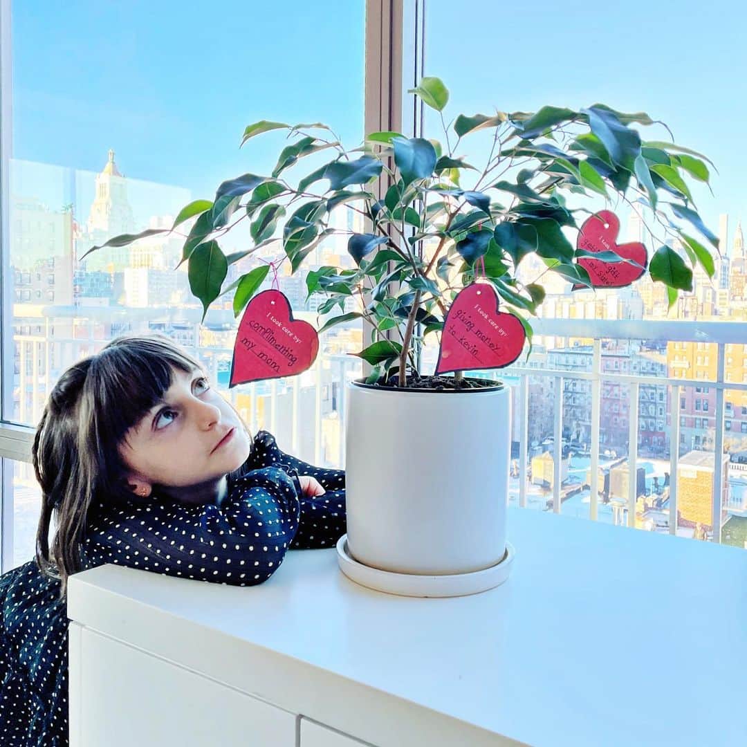 Ilana Wilesのインスタグラム：「There is a lot of focus on whether our kids will keep up with their academics this year, but not nearly enough (in my opinion) on what will happen to our kids socially and emotionally. For anyone looking for more ways to provide social-emotional support, I highly recommend checking out the new “Take Care with Peanuts” partnership between Peanuts and GoNoodle. They are coming out with monthly videos and downloadable lessons which draw on themes like wellness, community, and environmental engagement, to motivate kids to be good global citizens. We did the first activity last week which is Charlie Brown’s Caring Tree, all about finding ways to take care of each other. We discussed all different acts of caring, set up a tree (you can use the printable tree provided or get creative) and then my kids filled out a heart and hung it on the tree whenever they did something caring throughout the week. We talked about things we have done in the past, but Mazzy and Harlow were both adamant that we only put hearts up for new acts. First act of caring that went up on the tree? Complimenting Mommy. Thanks, guys. Go to the link in my bio to watch the video, read more about our experience with the Peanuts curriculum, and download the Caring Tree worksheet to do with your kids. It’s the perfect activity for Valentine’s Day this weekend!」