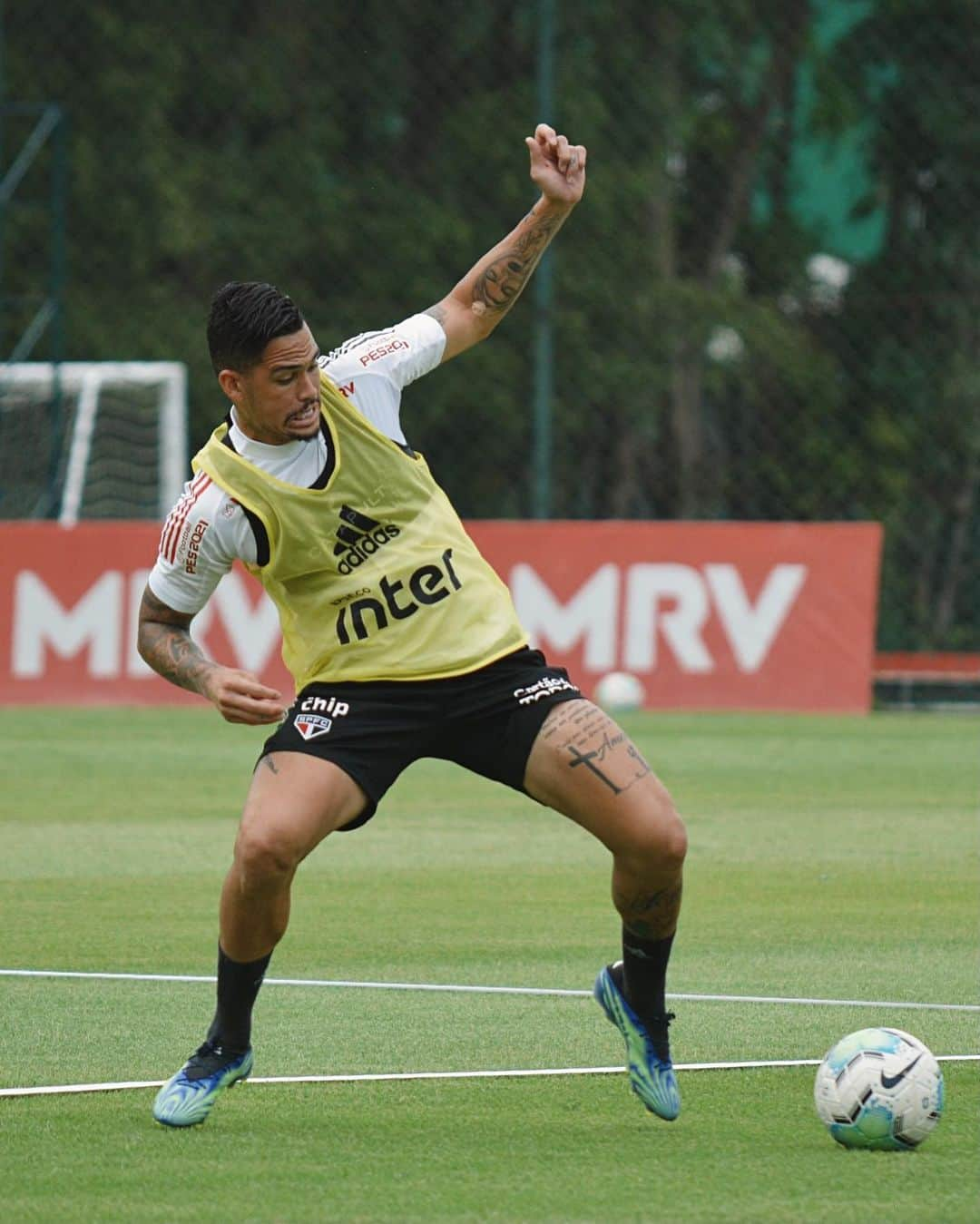 São Paulo FCさんのインスタグラム写真 - (São Paulo FCInstagram)「O treino do elenco principal contou com atletas do Sub-20 nesta sexta-feira.  #MadeInCotia #VamosSãoPaulo 🇾🇪 ⠀⠀⠀⠀⠀⠀⠀⠀⠀ 📸 Erico Leonan / saopaulofc」2月13日 0時58分 - saopaulofc