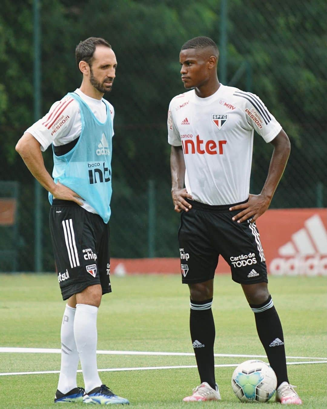 São Paulo FCさんのインスタグラム写真 - (São Paulo FCInstagram)「O treino do elenco principal contou com atletas do Sub-20 nesta sexta-feira.  #MadeInCotia #VamosSãoPaulo 🇾🇪 ⠀⠀⠀⠀⠀⠀⠀⠀⠀ 📸 Erico Leonan / saopaulofc」2月13日 0時58分 - saopaulofc