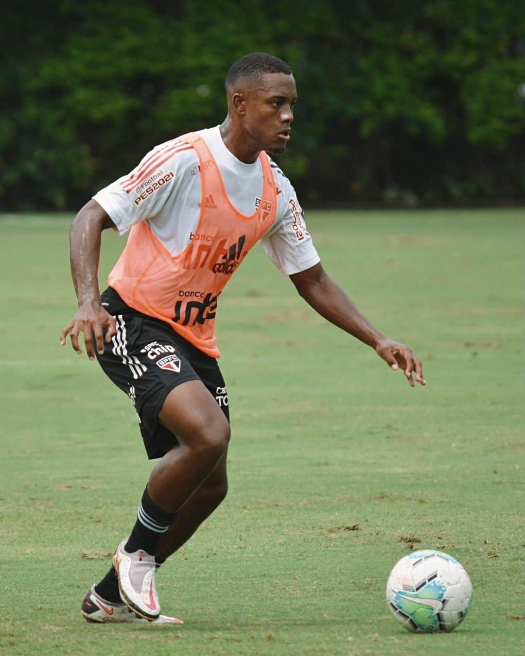 São Paulo FCさんのインスタグラム写真 - (São Paulo FCInstagram)「O treino do elenco principal contou com atletas do Sub-20 nesta sexta-feira.  #MadeInCotia #VamosSãoPaulo 🇾🇪 ⠀⠀⠀⠀⠀⠀⠀⠀⠀ 📸 Erico Leonan / saopaulofc」2月13日 0時58分 - saopaulofc