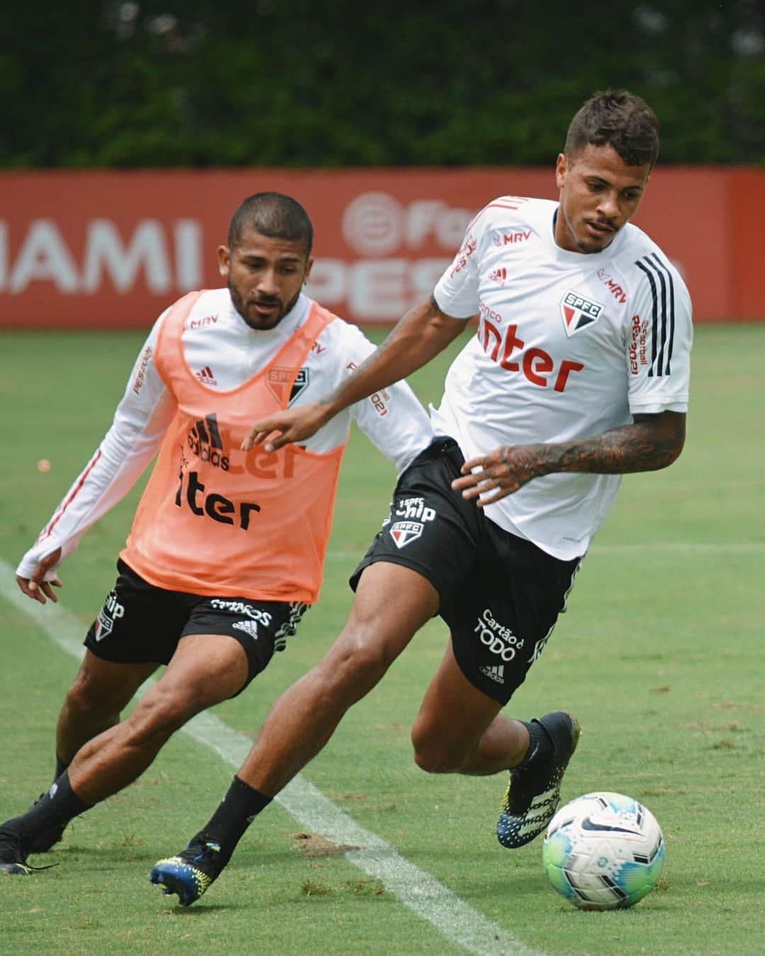 São Paulo FCさんのインスタグラム写真 - (São Paulo FCInstagram)「O treino do elenco principal contou com atletas do Sub-20 nesta sexta-feira.  #MadeInCotia #VamosSãoPaulo 🇾🇪 ⠀⠀⠀⠀⠀⠀⠀⠀⠀ 📸 Erico Leonan / saopaulofc」2月13日 0時58分 - saopaulofc