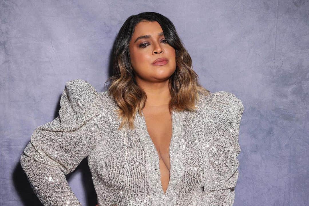Preta Gilのインスタグラム：「Hoje, sexta-feira 12 de fevereiro, seria o primeiro dia de carnaval. Esse ano teremos que ativar nossas mais lindas lembranças de carnavais passados e Carnavalizar dentro de nossas casas. Pensar em nos proteger, proteger quem amamos e se tudo der certo, em 2022 estaremos juntos outra vez na avenida, nas ruas, nos trios.  O carnaval não é apenas festa, glitter e bebedeira. É um patrimônio do nosso país.   O carnaval alimenta muitas famílias durante o ano todo. Muitos trabalhares fazem contagem regressiva para trabalhar intensamente em uma semana e garantir comida na mesa.   O @blocodapreta é pensado durante o ano todo. São muitas pessoas envolvidas, são muitos sonhos, são muitos corações e almas que se doam para ver e fazer acontecer.   Desde as pessoas que ajudam colocar meu gigante nas ruas, até o pessoal que coloca pedrinha por pedrinha das fantasias das escolas de samba, passando pelos catadores de latinha, ambulantes e todos os trabalhadores envolvidos no maior espetáculo da terra, eu tenho muito orgulho de todos vocês e espero do fundo do meu coração que consigamos superar esses dias tão difíceis juntos.   Dias melhores virão e ainda vamos celebrar muito!  Por hora, a nossa festa começa hoje em um baile de carnaval virtual com @pericles, @jotaquest e @bellmarques e no domingo de carnaval será a nossa "apoteose" com a Live do Bloco da Preta com participações luxuosas de @alcioneamarrom , @teresacristinaoficial e @mumuzinho.  Foto: @alexsantanaphotographer   #blocodapreta2021 #liveblocodapreta」