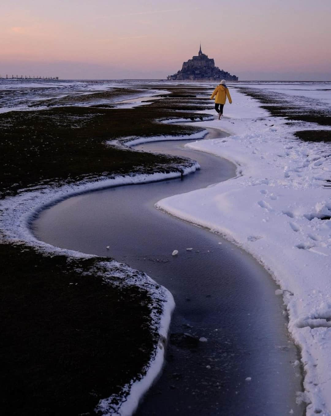 ル・モンサンミッシェルさんのインスタグラム写真 - (ル・モンサンミッシェルInstagram)「Notre très cher Mont Saint Michel s’est paré d’un magnifique manteau blanc cette semaine. On ne se lassera jamais de nos sublimes paysages qui varient au gré des saisons et des aléas de la météo. ❄️  Photo by @m.art.ion  _____  Our beloved Mont Saint Michel adorned himself with a beautiful white coat this week. We will never get tired of our sublime landscapes which vary according to the seasons and weather conditions.  #lemontstmichel  #lifestyle #neige #snowlandscape #cottagecore #cottagecoreaesthetic #naturecore #slowlife #bretagne」2月13日 1時00分 - lemontstmichel