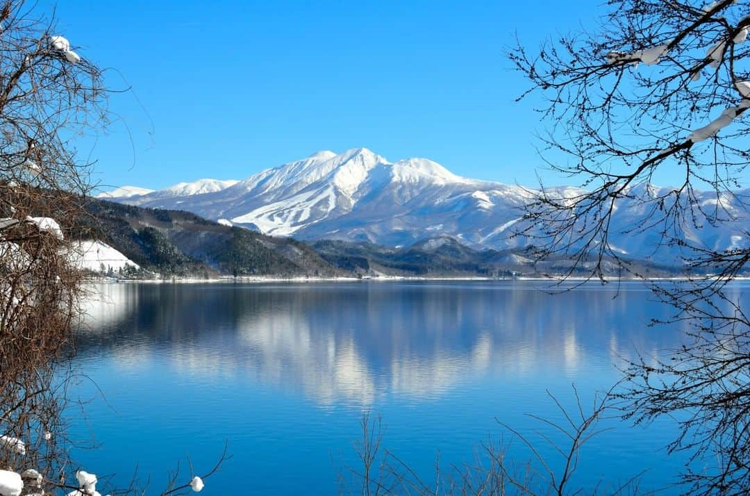 THE GATEさんのインスタグラム写真 - (THE GATEInstagram)「❄️ Lake Tazawa ❄️ #Japan #Akita #🇯🇵  . Lake Tazawa, in Semboku, Akita, is the deepest lake in Japan. It has a depth of 423.4 meters. . Because of its depth, it does not freeze in the winter. It also drastically changes colors throughout the day, depending on how the sunlight hits the water. . ————————————————————————————— Follow @thegate.japan for daily dose of inspiration from Japan and for your future travel. Tag your own photos from your past memories in Japan with #thegatejp to give us permission to repost ! . Check more information about Japan. →@thegate.japan . #japanlovers #Japan_photogroup #viewing #Visitjapanphilipines #Visitjapantw #Visitjapanus #Visitjapanfr #Sightseeingjapan #Triptojapan #粉我 #Instatravelers #Instatravelphotography #Instatravellife #Instagramjapanphoto #LakeTazawa #akita #Japan #traveljapan」2月13日 1時00分 - thegate_travel