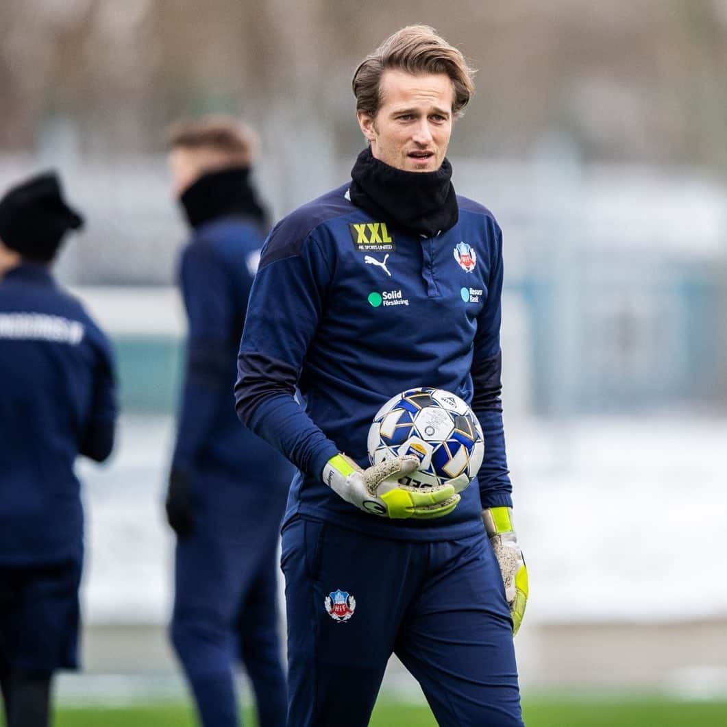 アンデルス・リンデゴーのインスタグラム：「Some day football will have to come to an end. It’s inevitable. It’s no secret I’m going in the the final chapters of my career. But in this moment I feel great physically and I’m enjoying myself every day in training and look forward to the matches. I want to keep playing as long I enjoy it and can contribute to the team and to the club. I’m happy and grateful to put ink on paper and extend my contract to the end of 2022.」