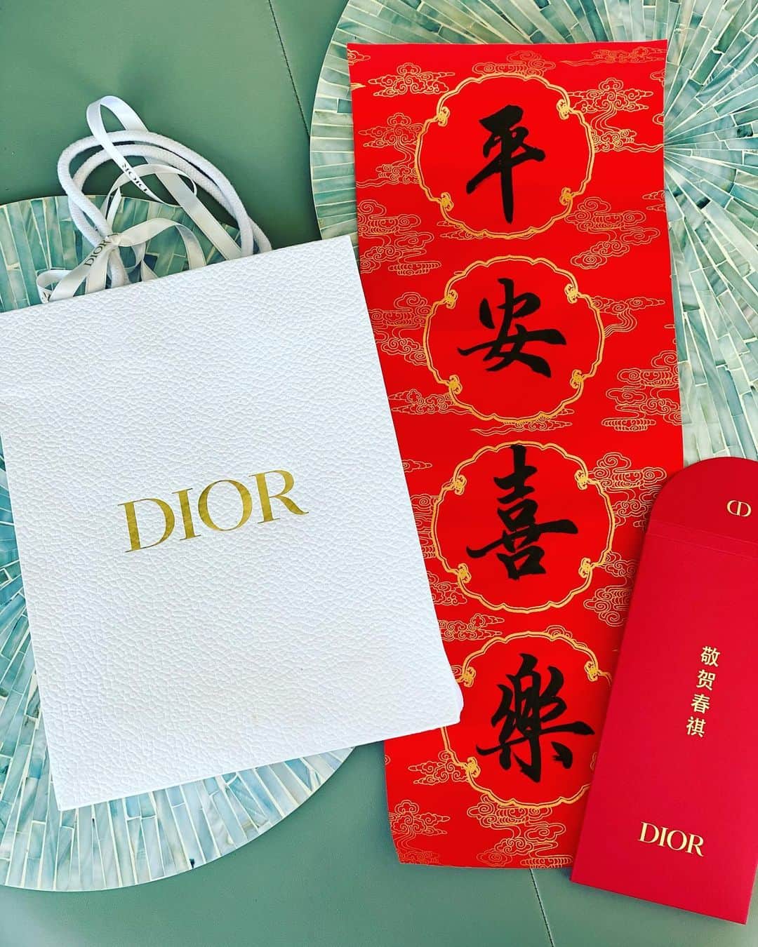 のインスタグラム：「新年 好! Xīnnián hǎo!   Happy Lunar New Year🧧 2021  Year of Ox 🐂   Thank u soo much for beautiful calligraphy @dior at Alamoana   May this new year be filled with health and happiness🙏😊  新年快樂🧧今年は丑年🐂  ディオールさんから、素晴らしい装飾文字を頂きました🙏書道家さんがお店でお一人ずつに書いて下さるの  今年、健康で沢山の幸せが降り注ぎますように🙏😊  #takakoworldstylin🌎 #lifestyle #hawaii #dior #calligraphy #春節 #yokawao #和央ようか#あけましておめでとうございます」