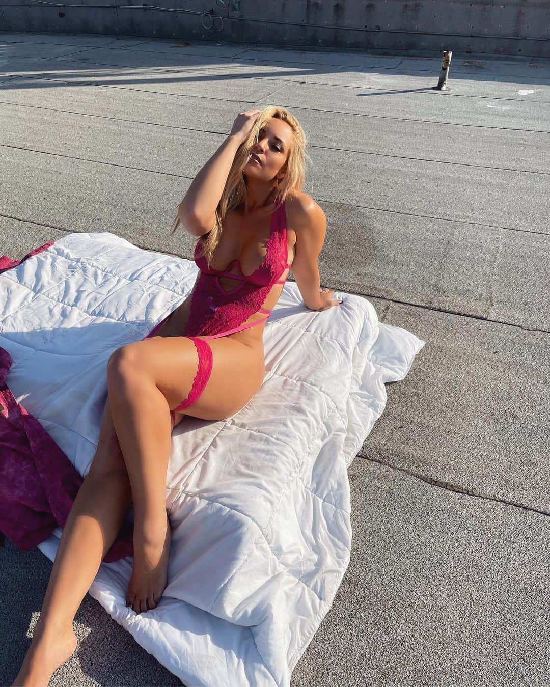 Sydney A Malerのインスタグラム：「Meet me on the roof 💋 .  . What r ur Vday plans?」