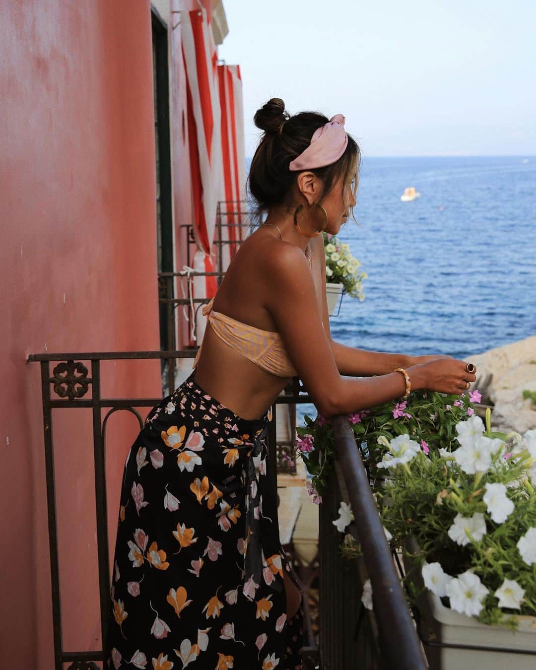 ジュリー・サリニャーナのインスタグラム：「Memories. Sicily, ‘19. 💕」