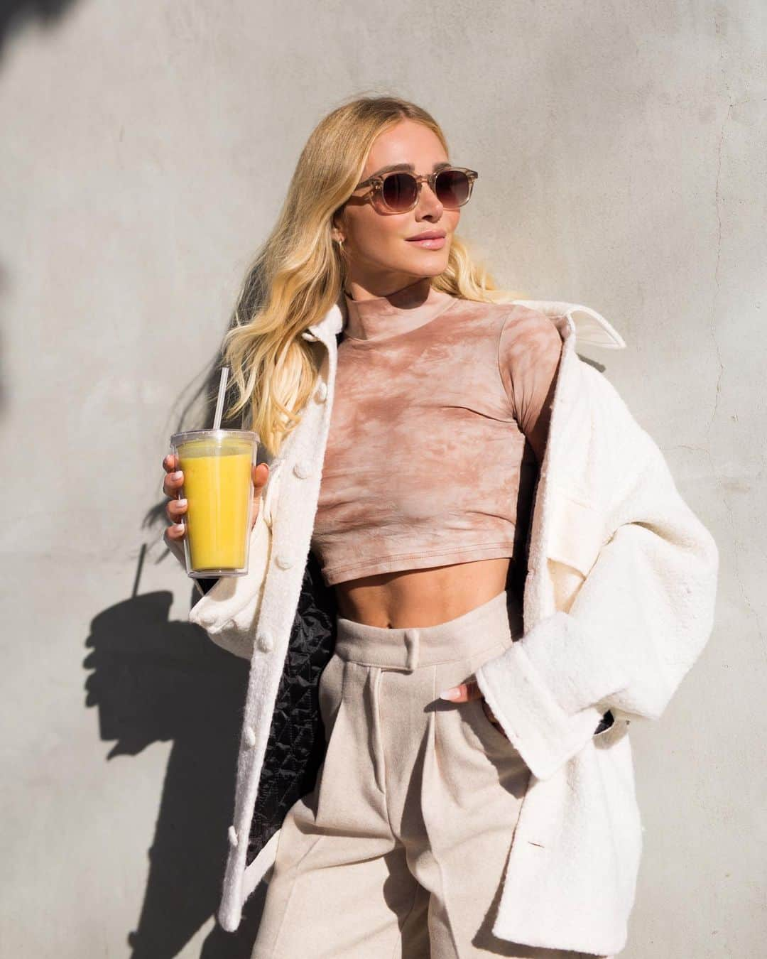 アリッサ・ジュリア・スミスのインスタグラム：「Looking to start a trend where people pose with elixirs, health tonics, and smoothies instead of coffee. Think it’s gonna take off?  Golden Milk Smoothie is turmeric, coconut, maca & mango 💁‍♀️😋」