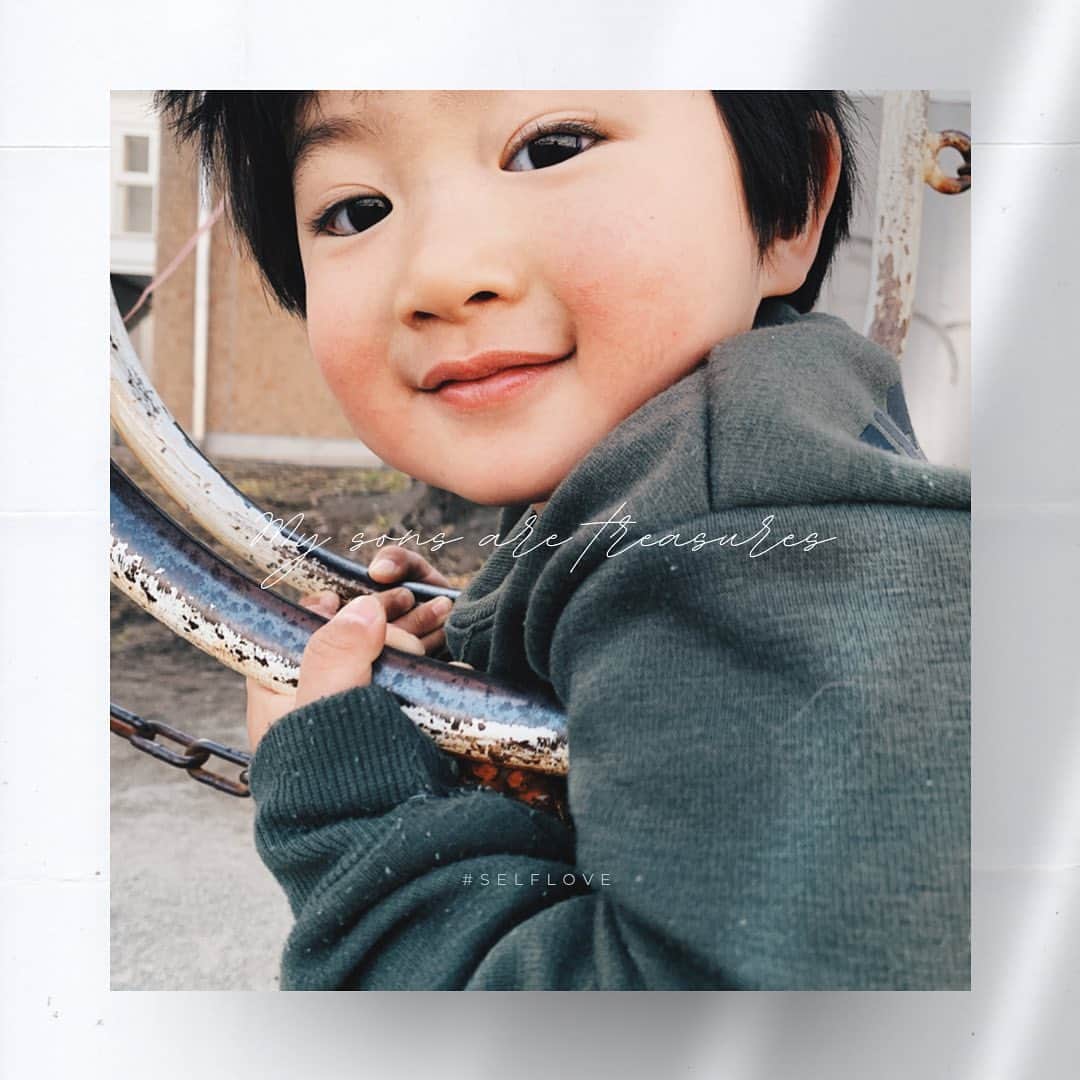 新井ニーニャのインスタグラム：「. 30代を超えてから 婦人科系の悩みが多くなって。 今日は排卵周期だからなのか 腰痛が酷い中スーパーに行って 沢山おしゃべりしてくれるし 本当にいい子達だなと思うけど 『今そこでそれやる？！』とか 『なんでそれやっちゃうのよ』みたいな 自分に余裕がないとイライラしやすくて。 . もっと余裕のあるママになりたいなと反省。 . . . お布団の中で ぎゅーってしながら 明日何して遊ぶか 考え中☁️」
