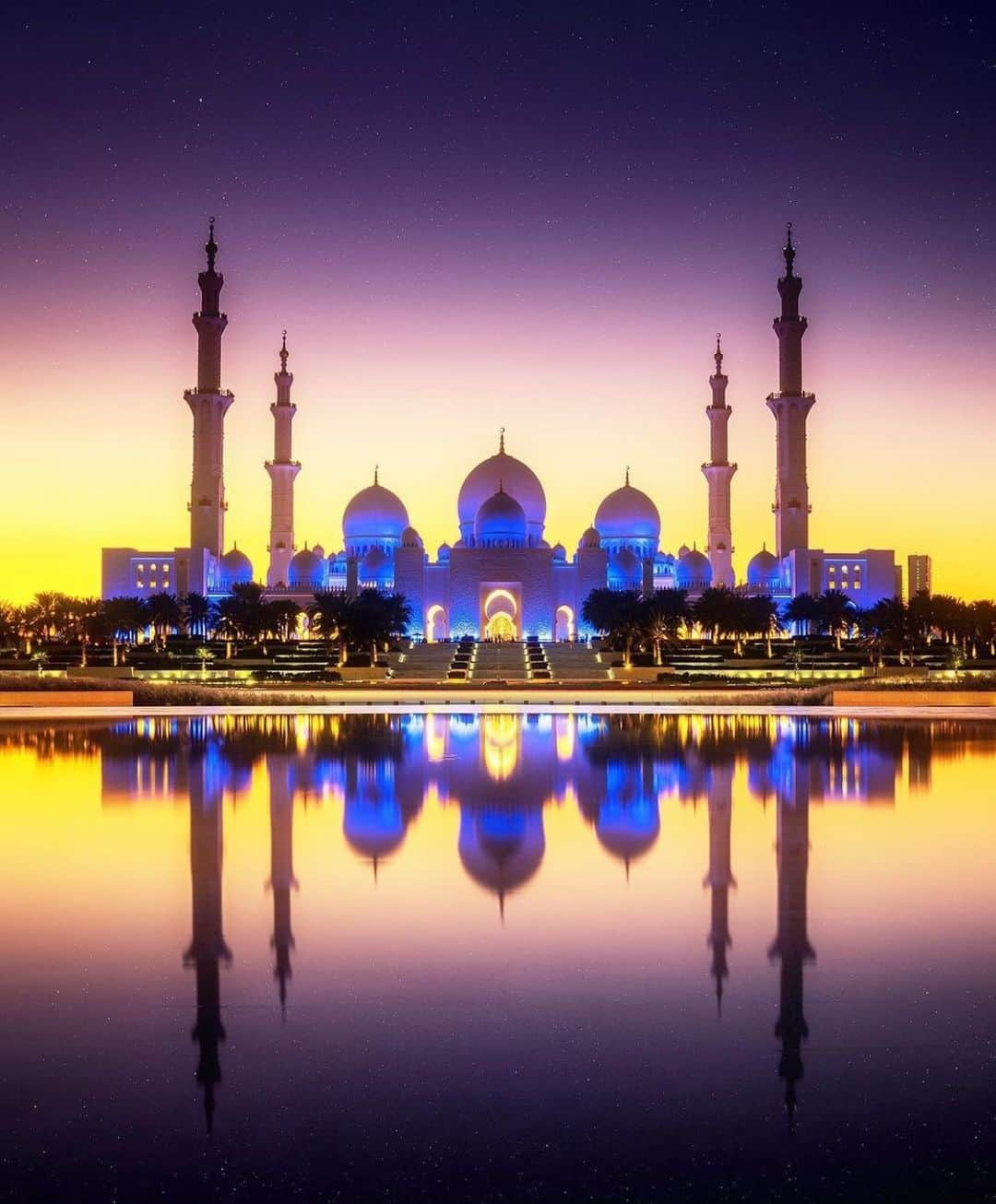 Earth Picsさんのインスタグラム写真 - (Earth PicsInstagram)「A definite must see when visiting Abu Dhabi! Sheikh Zayed Grand Mosques 🕌 by @richardeigenheer_photo」2月13日 1時10分 - earthpix