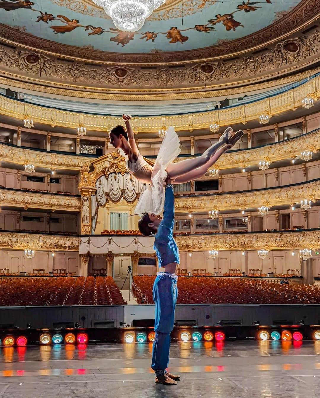 マリア・コーレワさんのインスタグラム写真 - (マリア・コーレワInstagram)「Can you imagine being carried in the air by this star @kimin_kim1028 ? 🤩🌟  I’ll be the lucky girl tomorrow - it’s a huge honor for me to be dancing Nikiya in “BAYADERE” at the Mariinsky with Kimin 🐍🕌 The story of this ballet is as heartbreaking as spiritual... A true masterpiece! 🖤 I am wishing the best of luck to all the beautiful dancers of our company 💫 P.S. Also spot 10 differences 😆   Можете себе представить, какое счастье быть на руках Кимина @kimin_kim1028 ? 🤩🌟 Завтра мне очень повезёт - мы снова с ним танцуем «БАЯДЕРКУ» в любимом Мариинском 🐍🕌 Особая честь для меня! История этого балета настолько же душераздирающая, насколько возвышенная... Одно слово - ШЕДЕВР 🖤 Желаю большой удачи всем замечательным артистам 💫 P.S. А ещё найдите 10 отличий 😆」2月13日 1時10分 - marachok