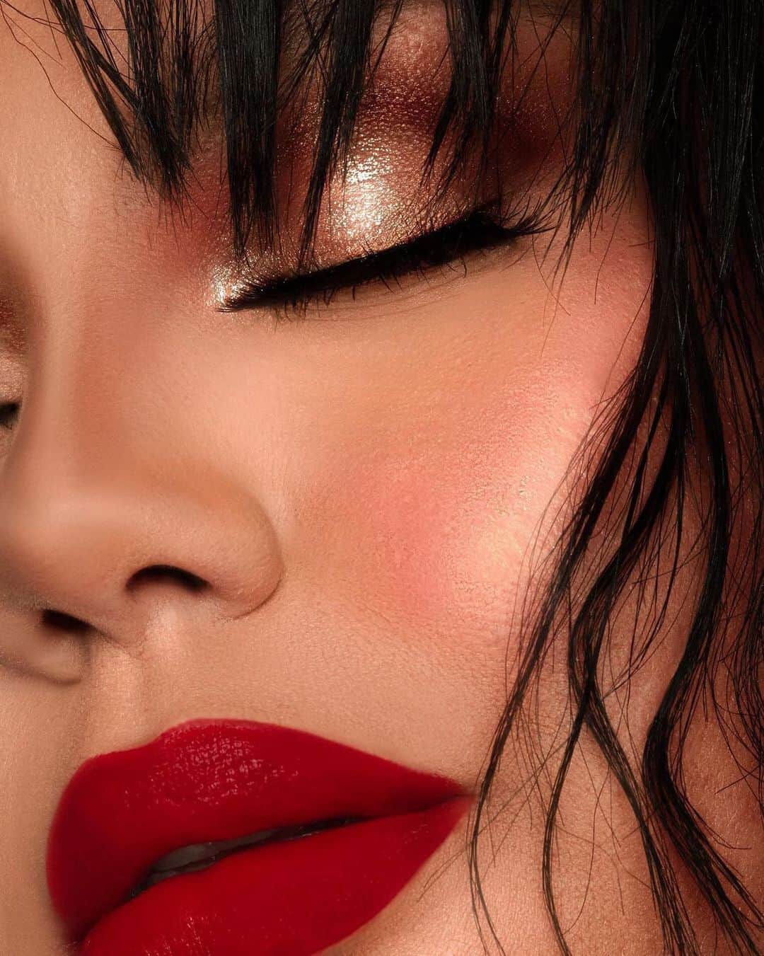 NARSさんのインスタグラム写真 - (NARSInstagram)「@rebellebeautyx wears Audacious Lipstick in Rita, Blush in Orgasm, and Mini Orgasm Eyeshadow Palette. 👄 #regram」2月13日 1時11分 - narsissist