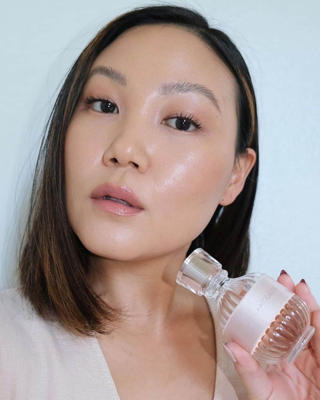DECORTÉさんのインスタグラム写真 - (DECORTÉInstagram)「“Decorté Kimono Yui is totally my kind of scent. It’s inspired by Sudachi, a green citrus fruit. Its citrus top notes are made complex by a blend of neroli, musk, cedarwood. It opens with a refreshing zing and settles into a warmer, more skin-like finish. A fragrance I can wear day or night, also perfect for gifting, and a little treasure for my vanity.” — @bekah_sun #valentinesday」2月13日 1時12分 - decortebeauty