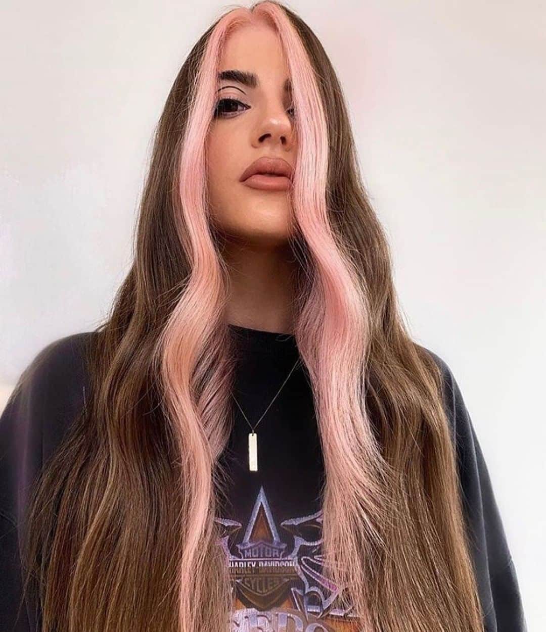 ghd hairさんのインスタグラム写真 - (ghd hairInstagram)「A touch of blush 💞 These waves are making us want to dye our hair 👀💋   @daniellereynoldshair   #ghd #feeltheheat #hairgoals #valentinesday #pinkhair #hairgoals」2月13日 1時16分 - ghdhair