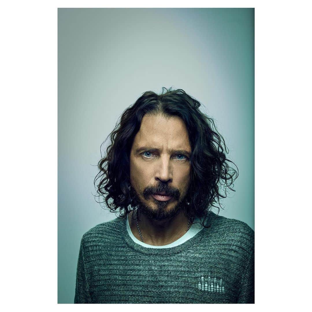 ランドール・スラヴィンさんのインスタグラム写真 - (ランドール・スラヴィンInstagram)「Chris Cornell. The Last Portrait.  I’ve never shown the color/full frame version of this image shot almost exactly 4 years ago to the day.  #noonesingslikeyouanymore」2月13日 1時23分 - randallslavin