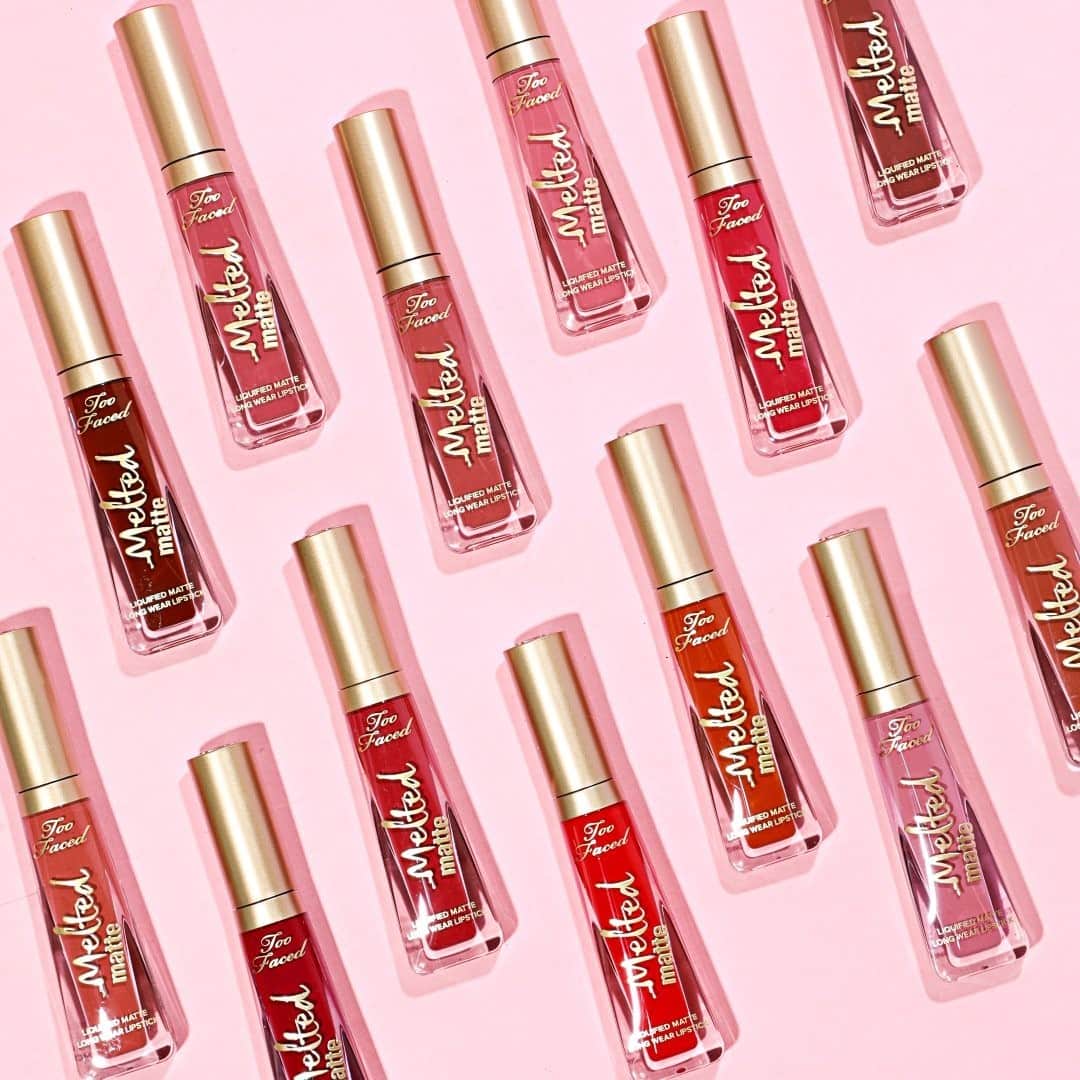 Too Facedのインスタグラム：「Go into your V-Day with a bold lip! 💋 Our Melted Matte Lipstick is the perfect finishing touch to capture all the Valentine feels. Available @shoppersbeauty. #getmelted #toofaced」