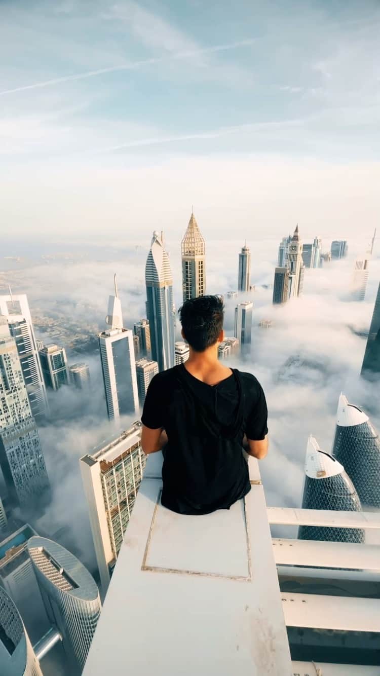 instagoodのインスタグラム：「@tomjauncey Woke up in a dream this morning with @anunaysood 💨  For this shot @anunaysood , @dubai.uae.dxb & I were 80 Stories up in the air over #SheikhZayedRoad surrounded by fog!   The fog has now hit Dubai 6 times in 2021 and I’ve been ready and prepared for 5 of those sunrises. I’m sitting on so much content I haven’t even shared yet 😉.  I’ve had this shot in my head for years so “At Last!” by @ettajamesofficial was the perfect song to edit this video to. For me this video represents a #timeless dream like moment where all the elements came together for the exact shot I’d envisioned. I wanted it to feel like I was sitting on the #clouds   I needed some help capturing this perspective so had the awesome @anunaysood track me as I sat on the building ledge. For those that might be a little weak at the knees right now...fear not, there’s a balcony below me 👍🏽. All about the #angles 👌🏽.   I met @anunaysood a few weeks back on this exact #rooftop and since then he’s helped me settle into #DubaiLife and given me a ton of awesome local advice and motivation. He’s killing the #IGtravel game and will be in India for the next few weeks making magic. Go check out his last India #Reels that got over 7 Million views 🇮🇳🔥.  For more rooftop shots from this morning and some great #Dubai inspiration go follow @dubai.uae.dxb, his time-lapses are on point and he knows all the spots 👌🏽.  Got a lot more content brewing from these last few weeks exploring my new home 🏠🇦🇪. What do you guys want to see from Dubai?   🎶: “At Last!” by @ettajamesofficial   @amazingdubai_ @lovindubai @picsdubai @placestovisitindubai @simplydubai @destinationmydubai @welcome2emirates   #visitdubai #MyDubai #Dubai🇦🇪 #Emirates #lovindubai #picsdubai #mydubailife #dubailifestyle #dubaiblogger #dubaitag #dubaicity #dubaiinstagram #discoverearth #igtraveller #adrenaline #adrenalinejunkie #rooftopping #foggymorning #foggy #foggyday #moodygrams」