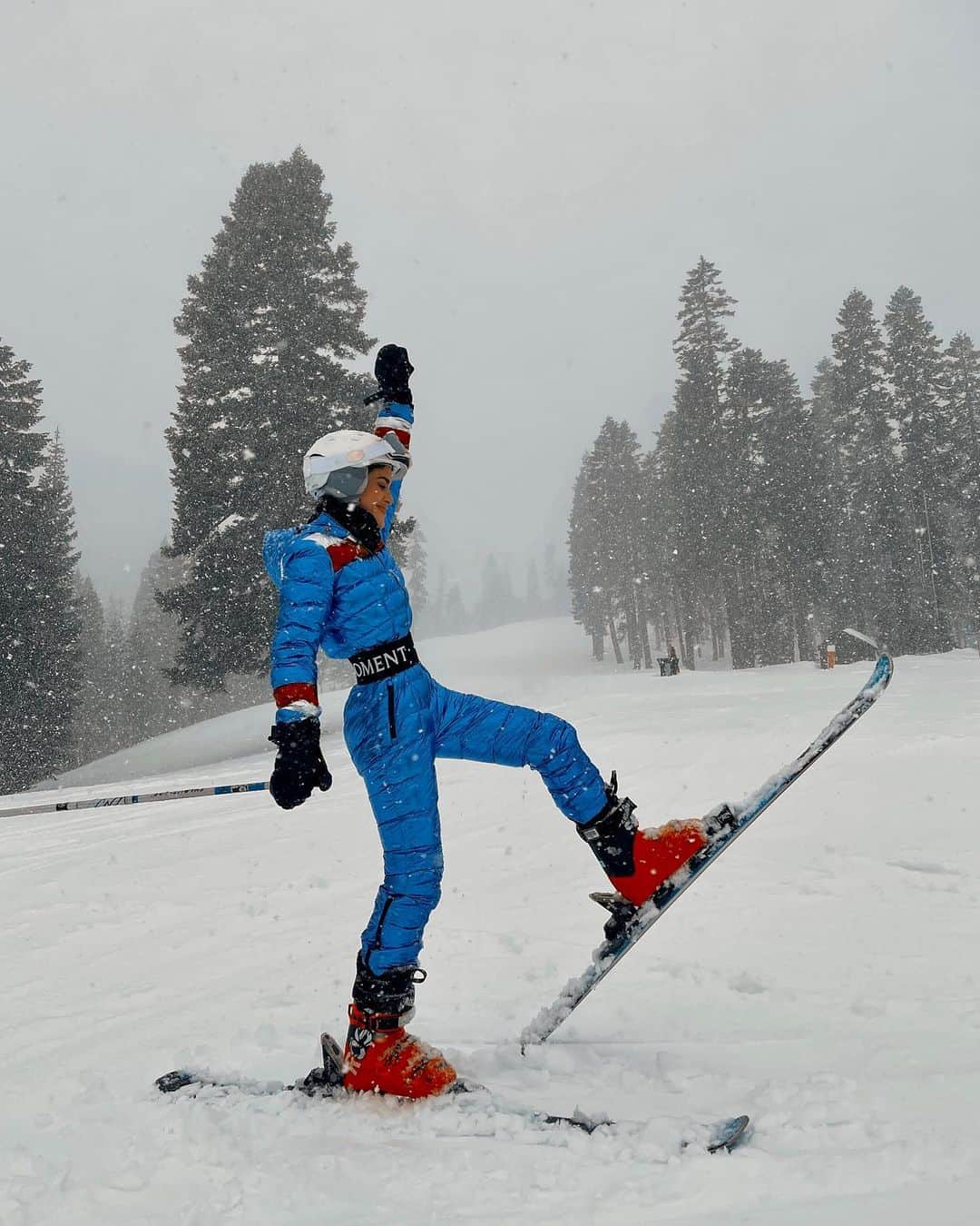 Camila Coelhoのインスタグラム：「❄️🎿 Give me an emoji for this ski outfit! (Look @perfectmomentsports )  Um emoji pra esse  lookinho? (Sejam criativos haha) #ski #winter #snow」