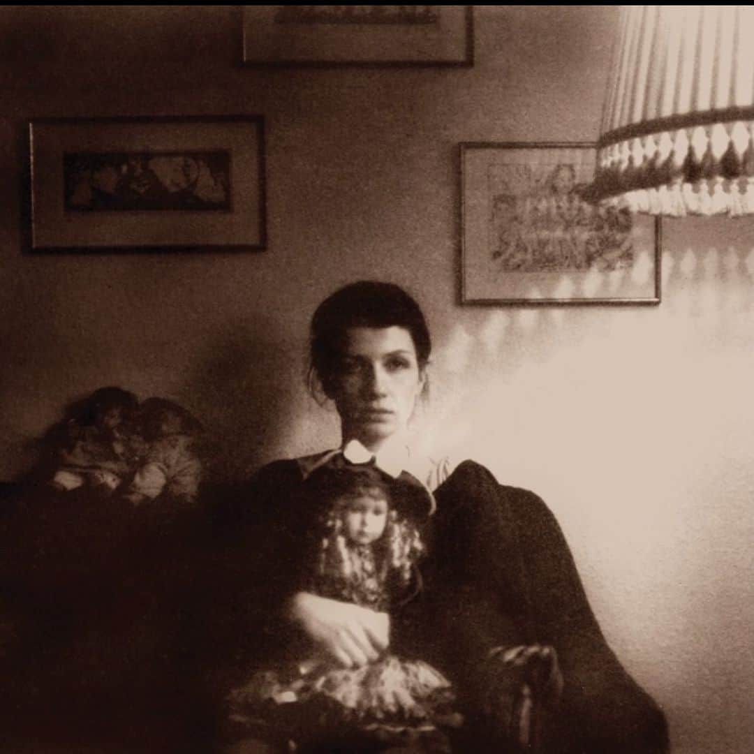OKAのインスタグラム：「ゆっくりと眠りにつくために。 #真夜中の音楽 #Goldmund  #themaladyofelegance #KeithKenniff」