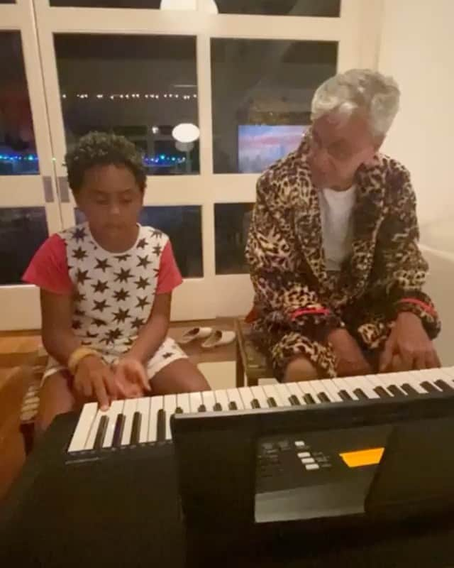 カエターノ・ヴェローゾのインスタグラム：「#repost @reginacase Roque cantando e tocando Fly Me To The Moon feat @CaetanoVeloso 😂 Que saudade dele aqui usando meu roupão de onça. #VOLTACAETANO」