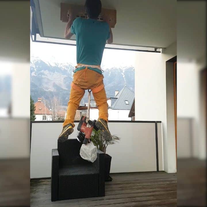 のインスタグラム：「When you feel like @magmidt for a moment and you run out of weights 😅🙈 • @petzl_official  #hometraining #hilti #needmorebiceps」