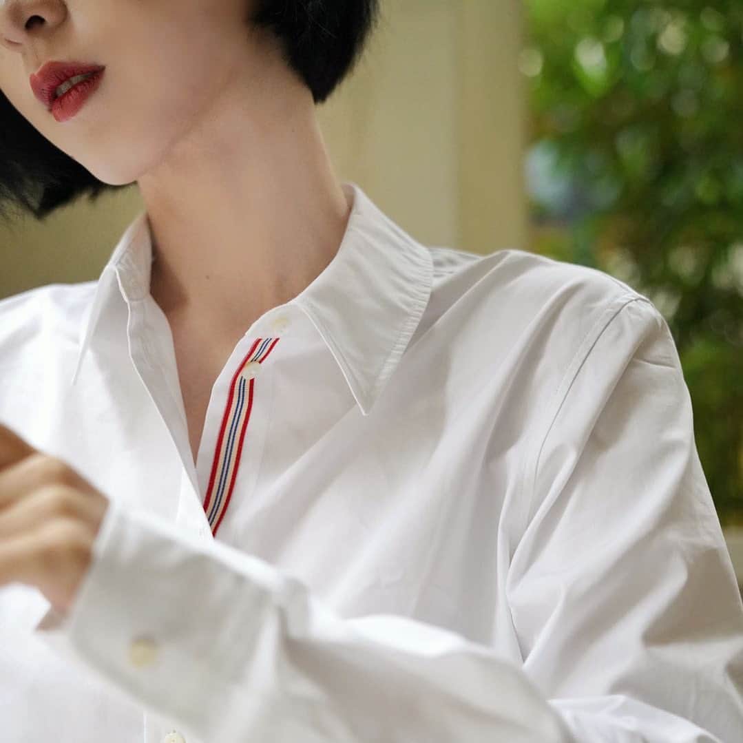 イネスドゥラフレサンジュのインスタグラム：「Merci Clara 喜悦姑娘 ❤️ Elle porte l’intemporel chemise Martin disponible en ligne et en boutiques. — She is wearing the timeless Martin shirt available online and in stores.  www.inesdelafressange.fr  #inesdelafressangeparis #inesdelafressange」