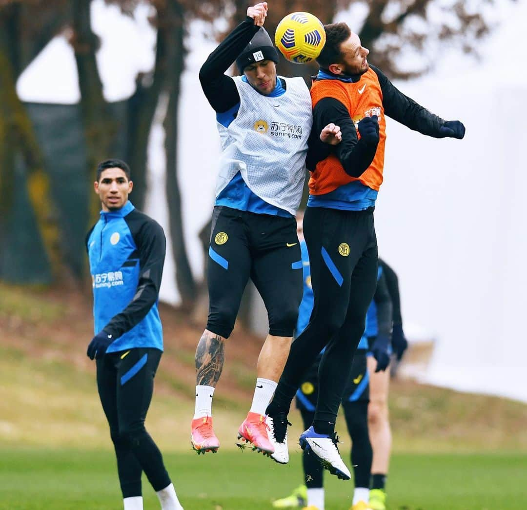 インテルナツィオナーレ・ミラノさんのインスタグラム写真 - (インテルナツィオナーレ・ミラノInstagram)「TRAINING 💪⚫️🔵 The Nerazzurri out on the pitch ahead of #InterLazio! #Inter #ForzaInter #InterXLenovo #Football #Training」2月13日 1時36分 - inter