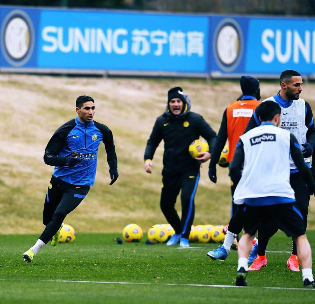 インテルナツィオナーレ・ミラノさんのインスタグラム写真 - (インテルナツィオナーレ・ミラノInstagram)「TRAINING 💪⚫️🔵 The Nerazzurri out on the pitch ahead of #InterLazio! #Inter #ForzaInter #InterXLenovo #Football #Training」2月13日 1時36分 - inter