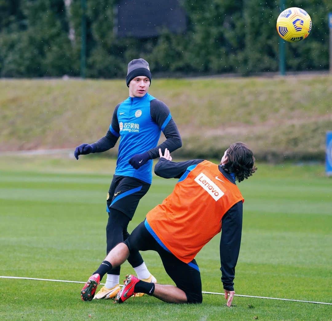 インテルナツィオナーレ・ミラノさんのインスタグラム写真 - (インテルナツィオナーレ・ミラノInstagram)「TRAINING 💪⚫️🔵 The Nerazzurri out on the pitch ahead of #InterLazio! #Inter #ForzaInter #InterXLenovo #Football #Training」2月13日 1時36分 - inter