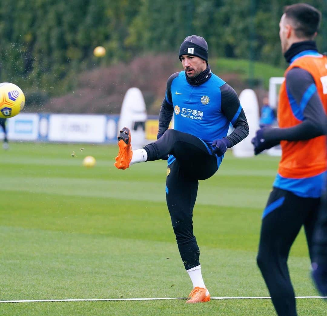 インテルナツィオナーレ・ミラノさんのインスタグラム写真 - (インテルナツィオナーレ・ミラノInstagram)「TRAINING 💪⚫️🔵 The Nerazzurri out on the pitch ahead of #InterLazio! #Inter #ForzaInter #InterXLenovo #Football #Training」2月13日 1時36分 - inter