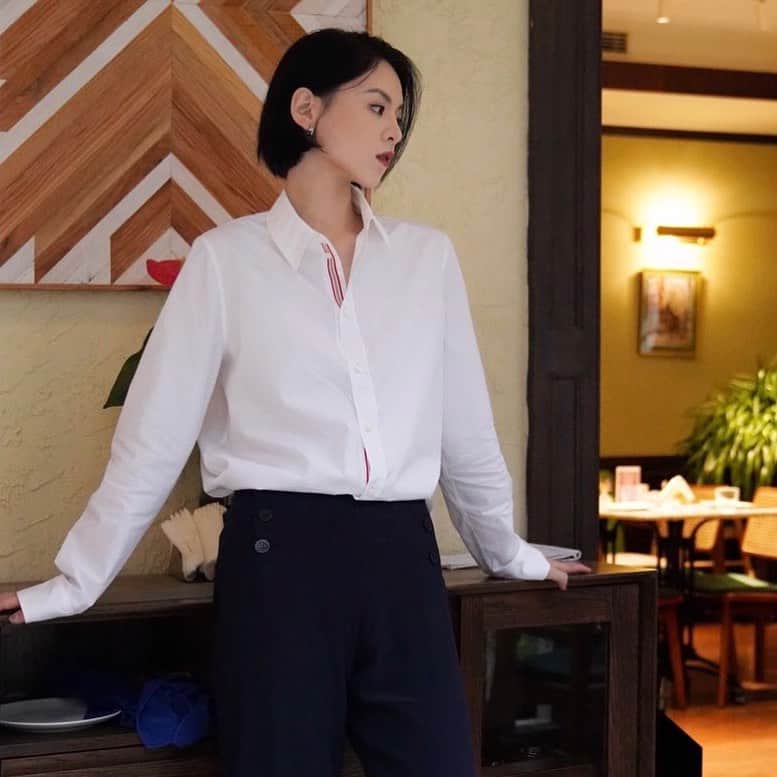 イネスドゥラフレサンジュのインスタグラム：「Total look Merci Clara 喜悦姑娘 Elle porte la chemise Martin et le pantalon Gabriel disponibles en ligne et en boutiques. — She is wearing the Martin shirt and the Gabriel pants available online and in stores.  www.inesdelafressange.fr  #inesdelafressangeparis #inesdelafressange」