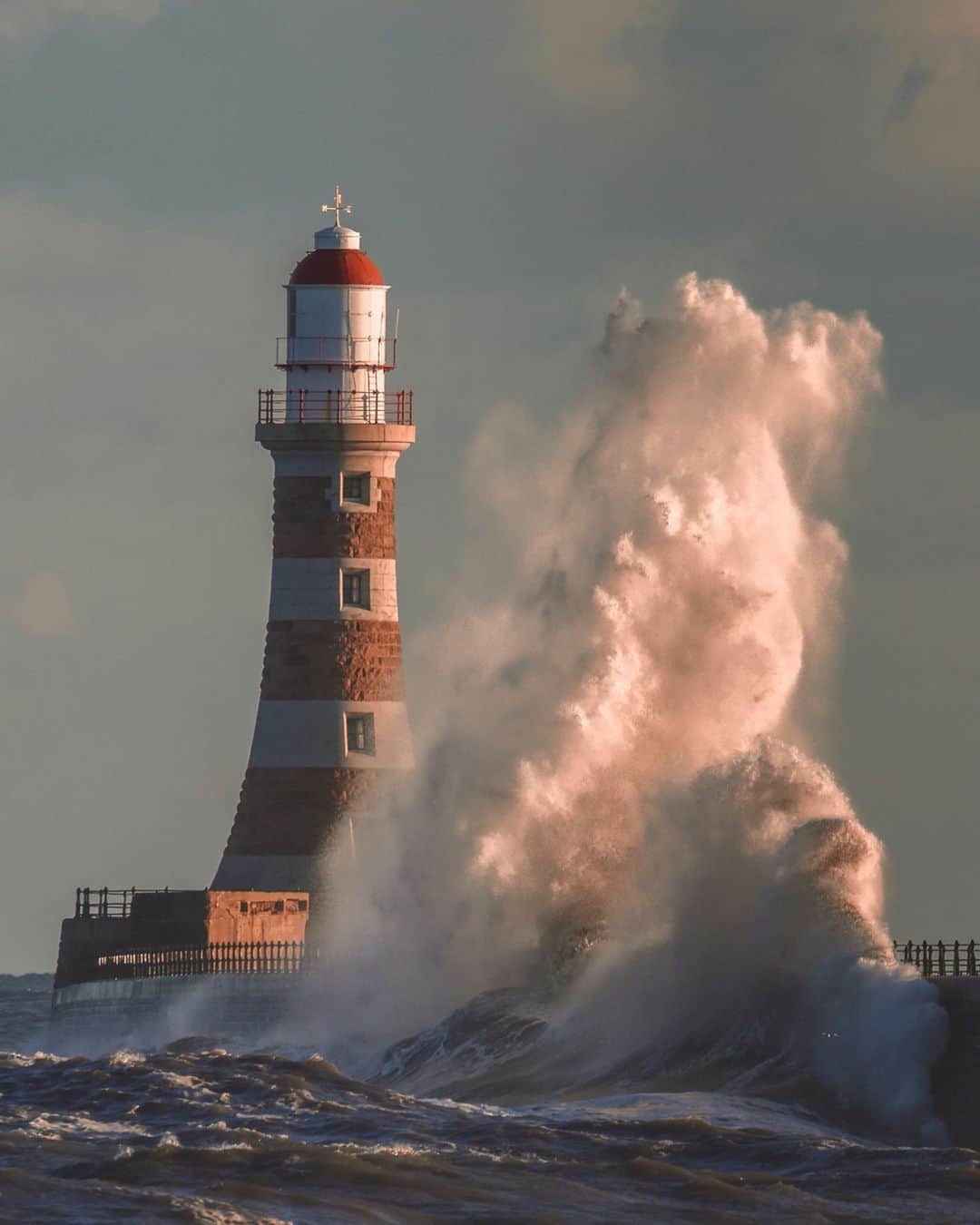 Canon UKさんのインスタグラム写真 - (Canon UKInstagram)「This fantastic shot of Roker Lighthouse in Sunderland was captured by Wil Cheung. The key to freezing the motion of a wave is using fast shutter speed and a smaller aperture for a larger depth of field.   What's your favourite spot for capturing action shots of waves? 🌊  📷 by @wil_photography  Camera: EOS R5 Lens: EF 100-400mm f/4.5-5.6L IS II USM with Extender EF 1.4X III Shutter Speed: 1/640, Aperture: f/11, ISO 400」2月13日 1時41分 - canonuk