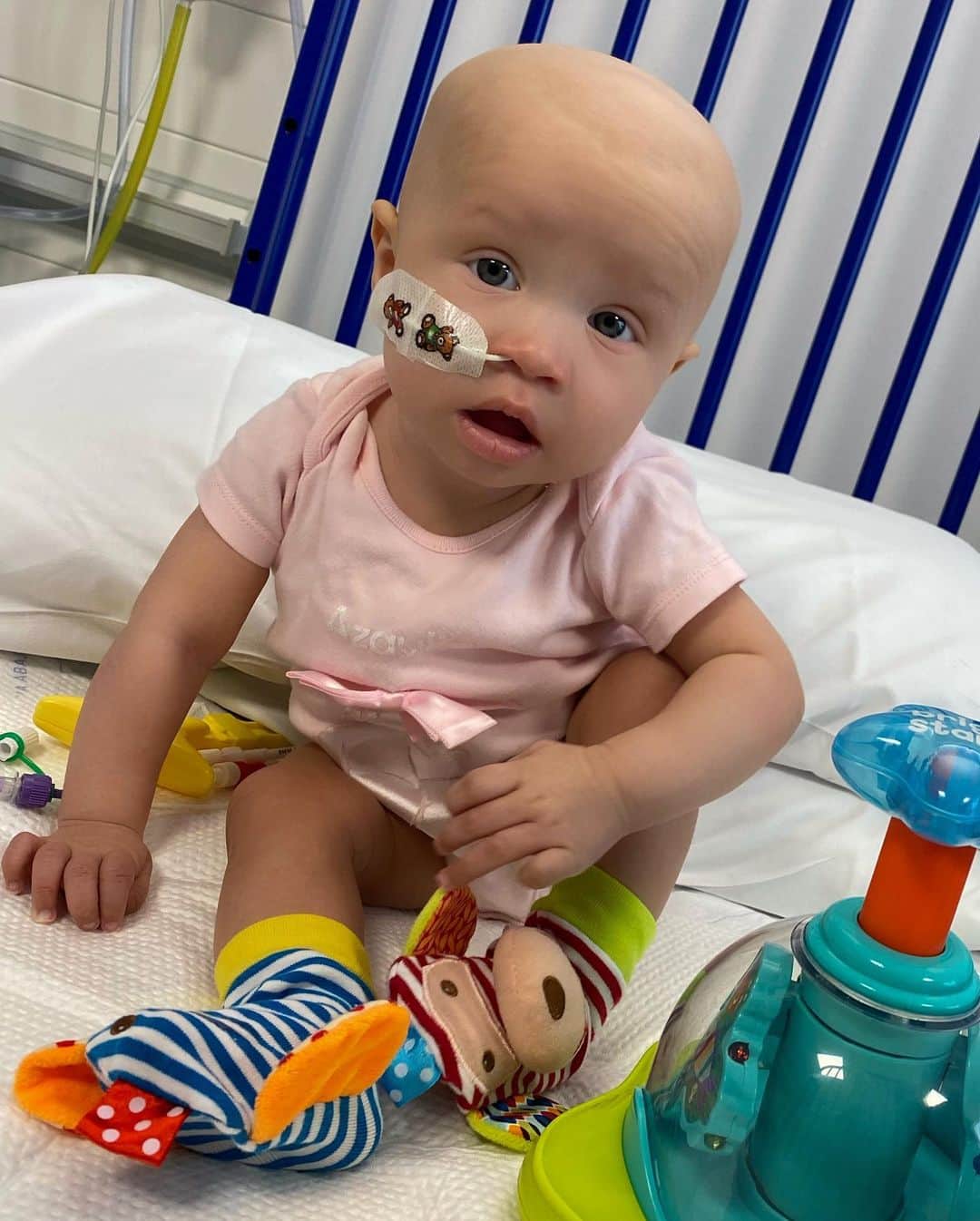 アシュリー・ケインのインスタグラム：「This morning we found out that Azaylia is now 100% donor! 😁🙏🏾❤️🎉 . Another incredible milestone has been achieved today by my little warrior and I am over the moon! Because her body now has 100% donor cells, it’s shows the initial part of transplant has been a success and Azaylia’s body has accepted the donors healthy stem cells and allowed them to take the reigns! . This is incredible news and another obstacle conquered on her journey. However, we’re keeping our feet firmly on the ground as we patiently wait for her bone marrow aspiration, to find out whether or not her marrow is clear and shows no signs of leukemia! 🙏🏾 . I am so proud of how far you have come princess, you are a true depiction of strength and now it’s time to go again! LETS GO CHAMP! ❤️💯✊🏾 I believe in you 💫」
